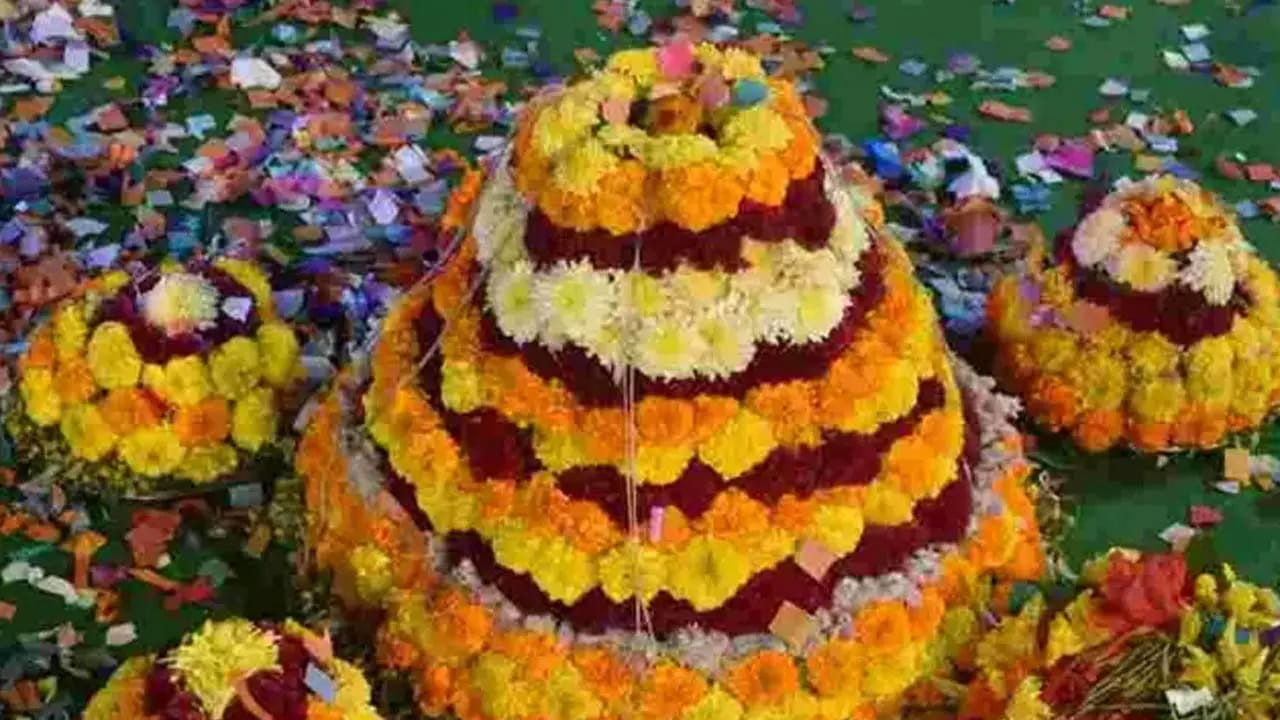 రూపాయి ఖర్చు లేకుండా బతుకమ్మను పేర్చుకోవాలా? ఈ ట్రిక్ ఫాలో అవ్వండి!