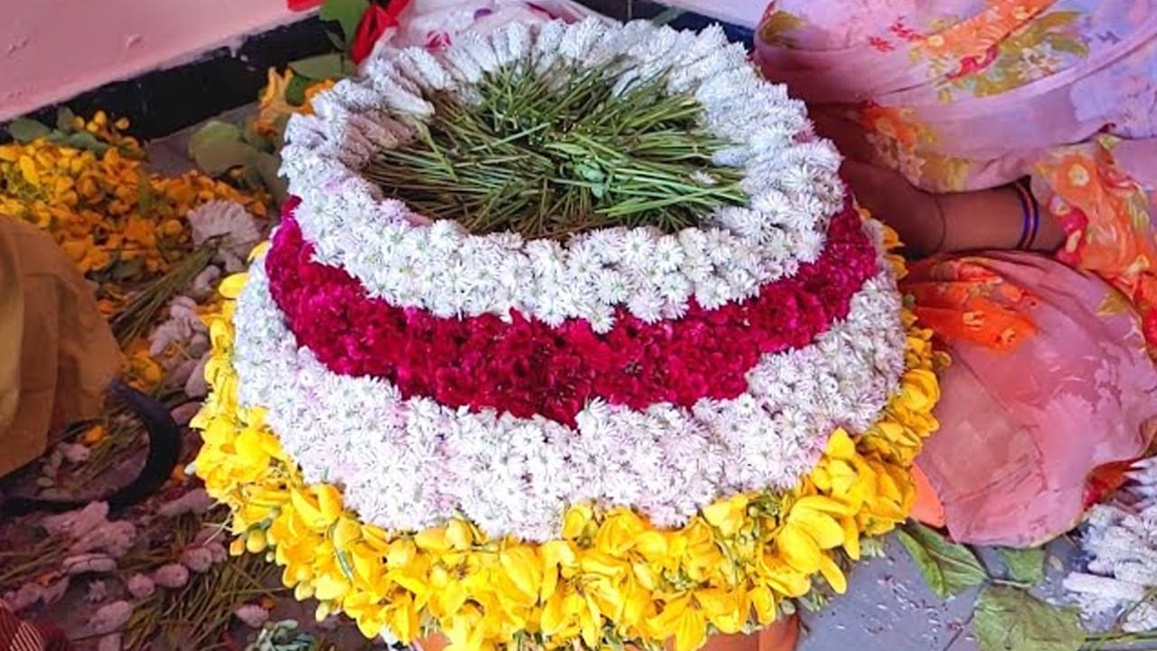 ఇక బతుకమ్మ పండుగ అంటేనే పూల పండుగ, ప్రకృతి పండుగ. అయితే ఉదయాన్నే లేచి ఇంటిని శుభ్రం చేసి, పూజ చేసిన తర్వాత రంగు రంగు పూలను తీసుకొచ్చి అందమైన బతుకమ్మను పేర్చుతారు. అయితే చాలా మందికి బతుకమ్మను పేర్చడం తెలియదు. ముందుగా ఏ పూలను పెట్టాలి. ఎలా పేర్చాలో అంతగా తెలియదు. కాగా, మనం ఇప్పుడు అసలు బతుకమ్మను పేర్చడం ఎలాగో చూసేద్దాం పదండి.