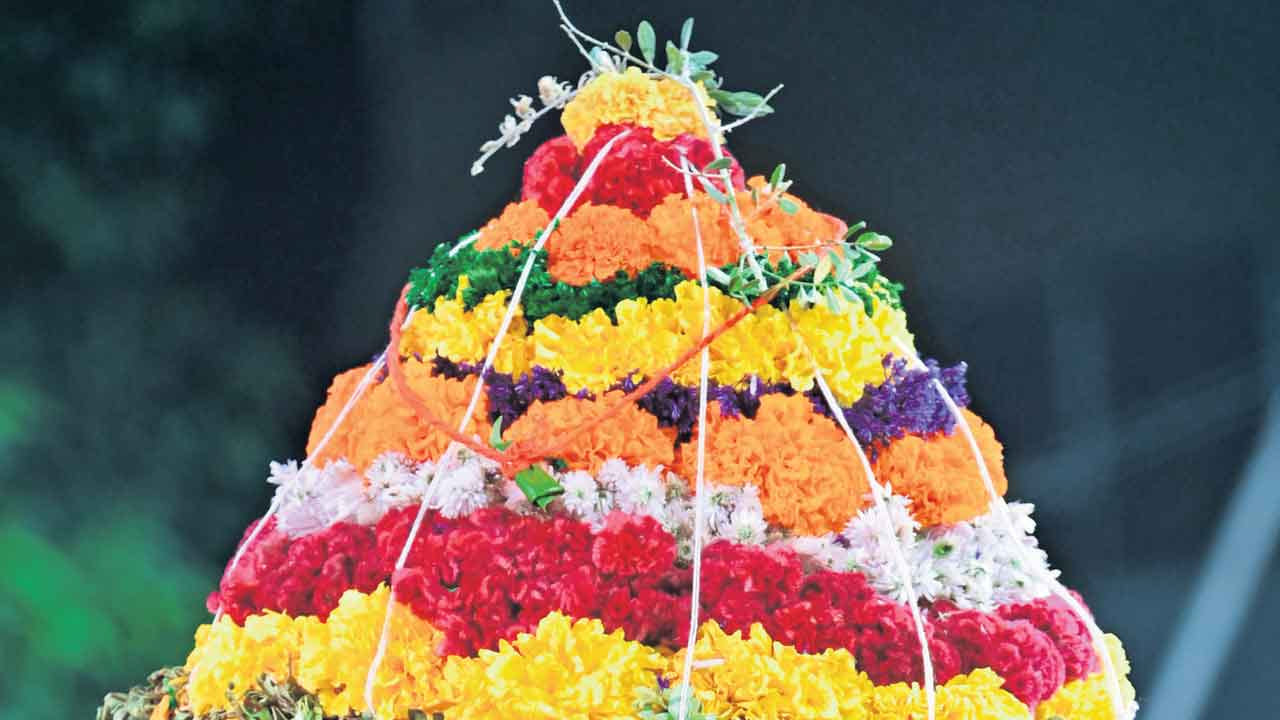 దీని వలన డబ్బులు పెట్టి కొనాల్సిన అవసరం ఎక్కువగా ఉండదు. ఇక చాలా వరకు ఇళ్లలోనే చాలా పువ్వులు దొరుకుతాయి. అందులో గోరింట పువ్వులు, గుమ్మడి పువ్వులు, బీరకాయ పువ్వులు, సోరకాయ పూలు, గడ్డి పూలు, ముద్ద మందారం. ఇలాంటి పూలతో కూడా ఖర్చు లేకుండా సులభంగా బతుకమ్మను పేర్చుకోవచ్చును.
