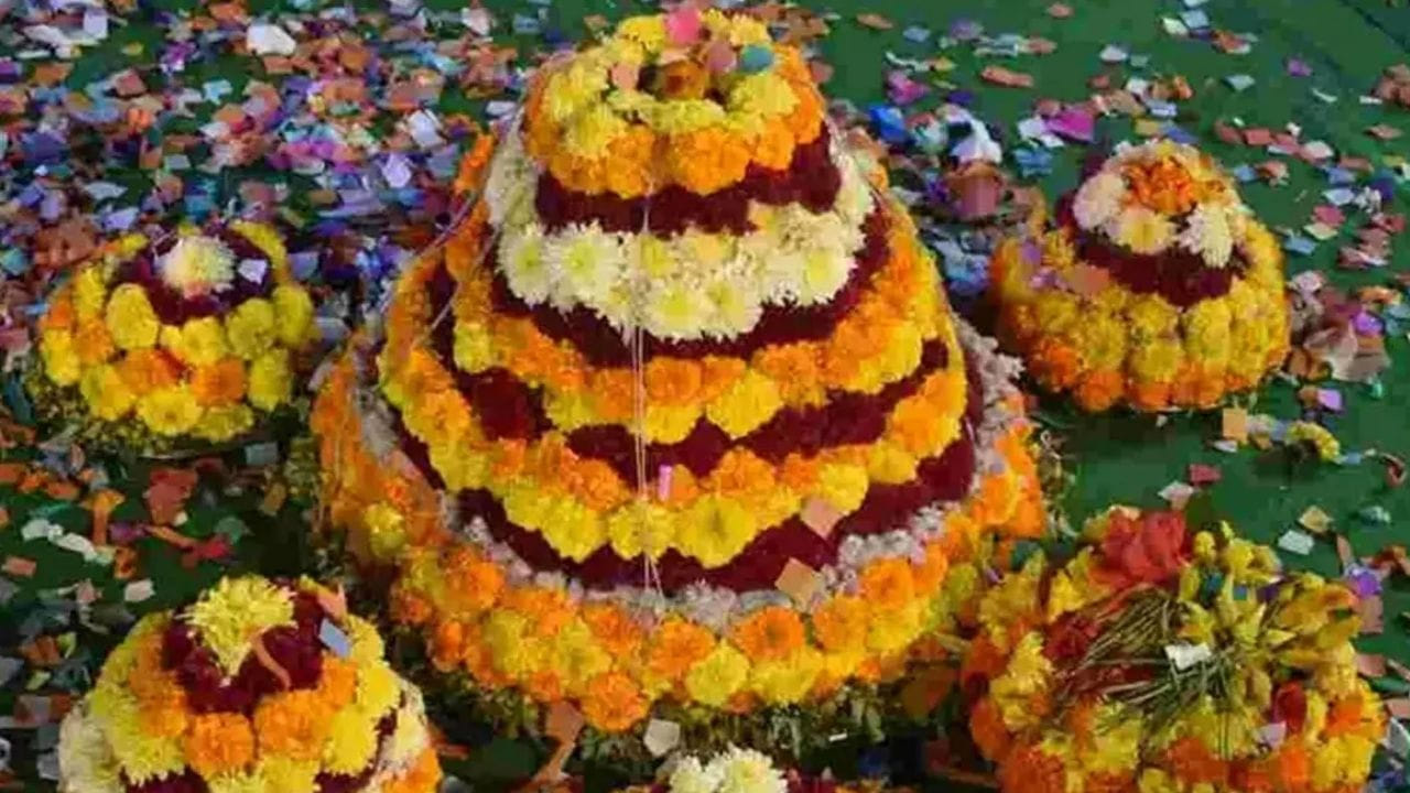 బతుకమ్మ అంటేనే గౌరమ్మ,  పార్వతీ దేవి పేరు గౌరమ్మ. అయితే ఆమెను బతుకునిమ్ము, నా బతుకును కాపాడమ్మ అని పిలుస్తూ ఈ పండుగను జరుపుకుంటారు. అంతే కాకుండా దీని వెనక అనేక పురాణ కథలు కూడా ఉన్నాయి అవి ఏమిటంటే? ఒక కథనం ప్రకారం  చోళ రాజు ధర్మాంగదుడి కూతురు బతుకమ్మ, అనారోగ్యంతో చనిపోతే మళ్లీ బతికిందట. అందుకే ఆమె పేరు మీద ఆమెను బతికించిన గౌరమ్మను పూజిస్తారని చెబుతారని కొందరు చెబుతుంటారు.