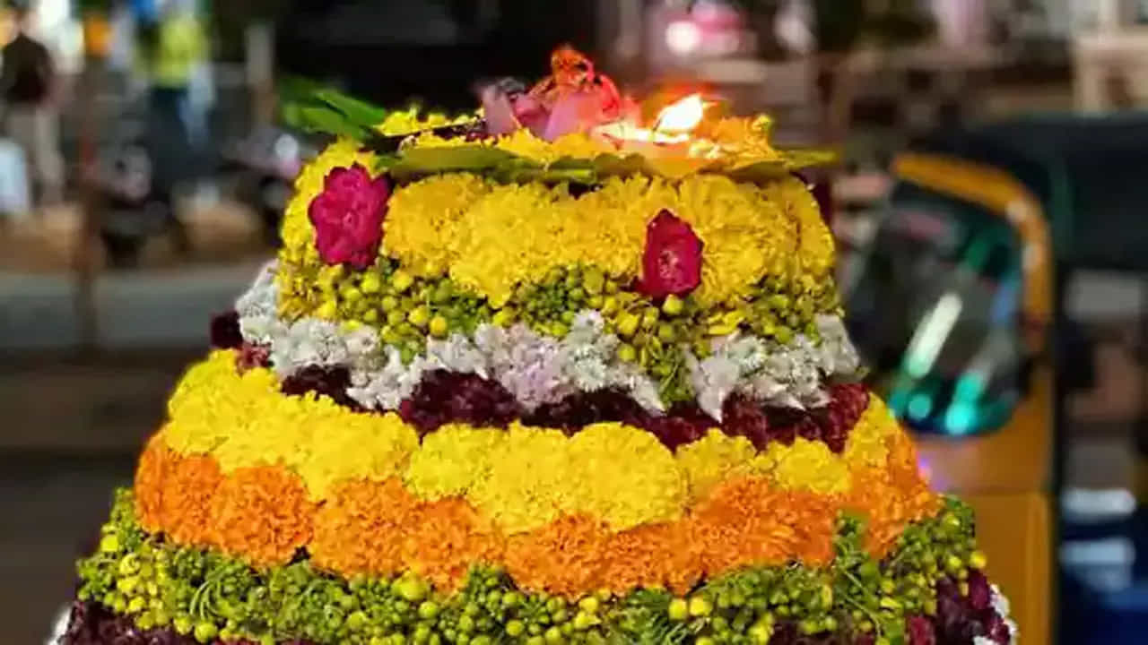 బతుకమ్మను పేర్చడానికి మొదటగా , ఒక రాగి ప్లేట్ తీసుకోవాలి. అందులో గుమ్మడి ఆకులు వేసి చక్కగా పర్చాలి. చుట్టూ ఎక్కువగా ఉండకుండా కట్ చేసుకోవాలి. తర్వాత ఆకులపైన పసుపు,కుంకుమ వేసుకోవాలి. దీని తర్వాత అడవి తంగేడు పూలను పెట్టాలి. ఇది బతుకమ్మకు బేస్ ఇస్తుంది.