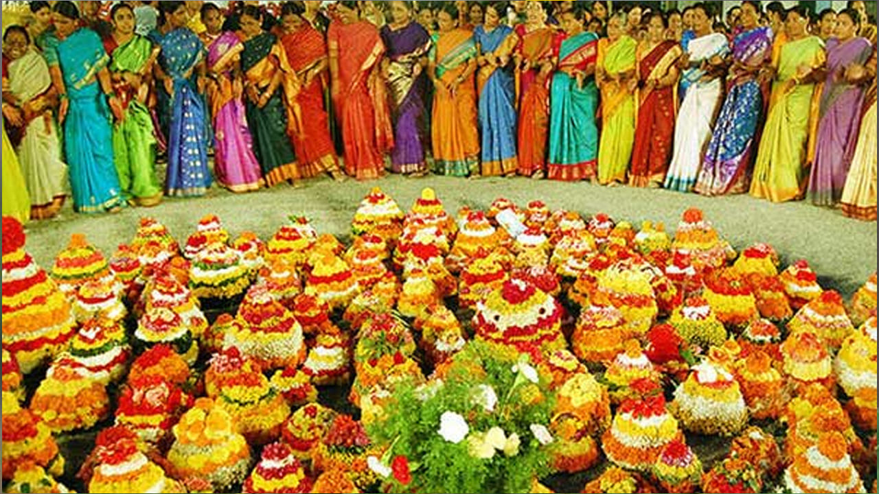 రాష్ట్ర పుష్పం తంగేడును కాపాడుకోవాలి..తంగేడు కేవలం బతుకమ్మలో పేర్చే పువ్వు మాత్రమే కాదు.. తెలంగాణ ప్రకృతి వైవిధ్యానికి గుర్తింపు. తంగేడు పువ్వు రాష్ట్ర పుష్పంగా గుర్తించబడింది. తంగేడు వనాలు తగ్గడం రియల్ ఎస్టేట్ పెరగడం, పర్యావరణ సమతుల్యం దెబ్బతినడంతో తంగేడు పూలు తగ్గిపోతున్నాయి. సహజంగా పెరిగే ఈ మొక్కలను సంరక్షించడం ద్వారా భవిష్యత్ తరాలకు వాటి ఉనికిని అందించాల్సిన బాధ్యత అందరిపై ఉంది.