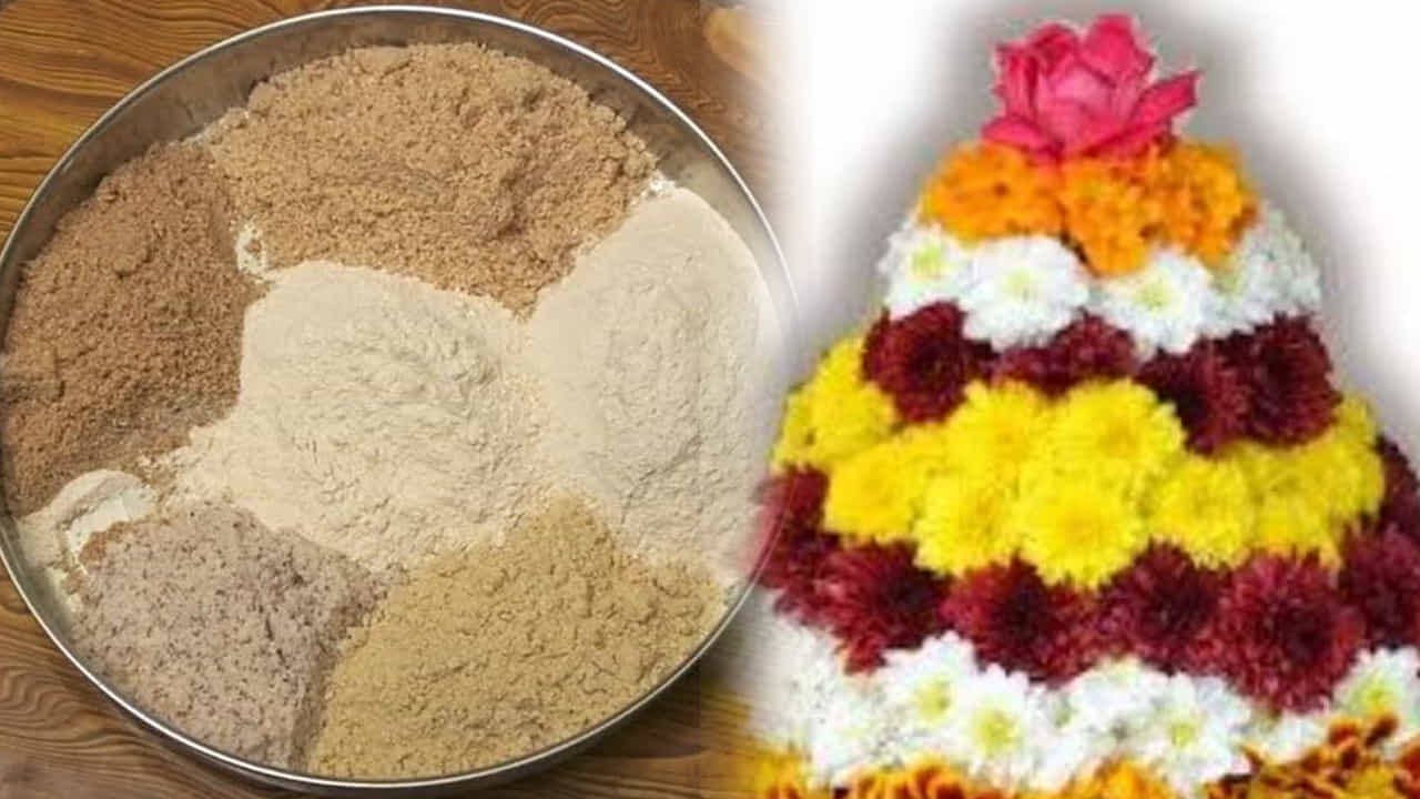 బతుకమ్మ పండుగ సమయంలో మీ కుటుంబ సభ్యులు అందరూ సత్తు పిండి ఇష్టంగా తినాలి అంటే? అది ఎక్కువ రోజులు నిల్వ ఉండాలి అన్నా ముందు నుంచే పప్పులు విషయంలో తగు జాగ్రత్తలు తీసుకోవాలంట. ముఖ్యంగా ఈ పండుగకు గోధుమలు, మక్కజొన్నలు, నువ్వులు,పల్లీలు, బియ్యం, శనగపప్పు, పెసరపప్పులతో సత్తు పిండి తయారు చేస్తుంటారు. అయితే వీటిని మీరు మెషిన్‌లో పట్టించుకోవడానిక ముందే ఎండలో ఆరబెట్టాలంట.