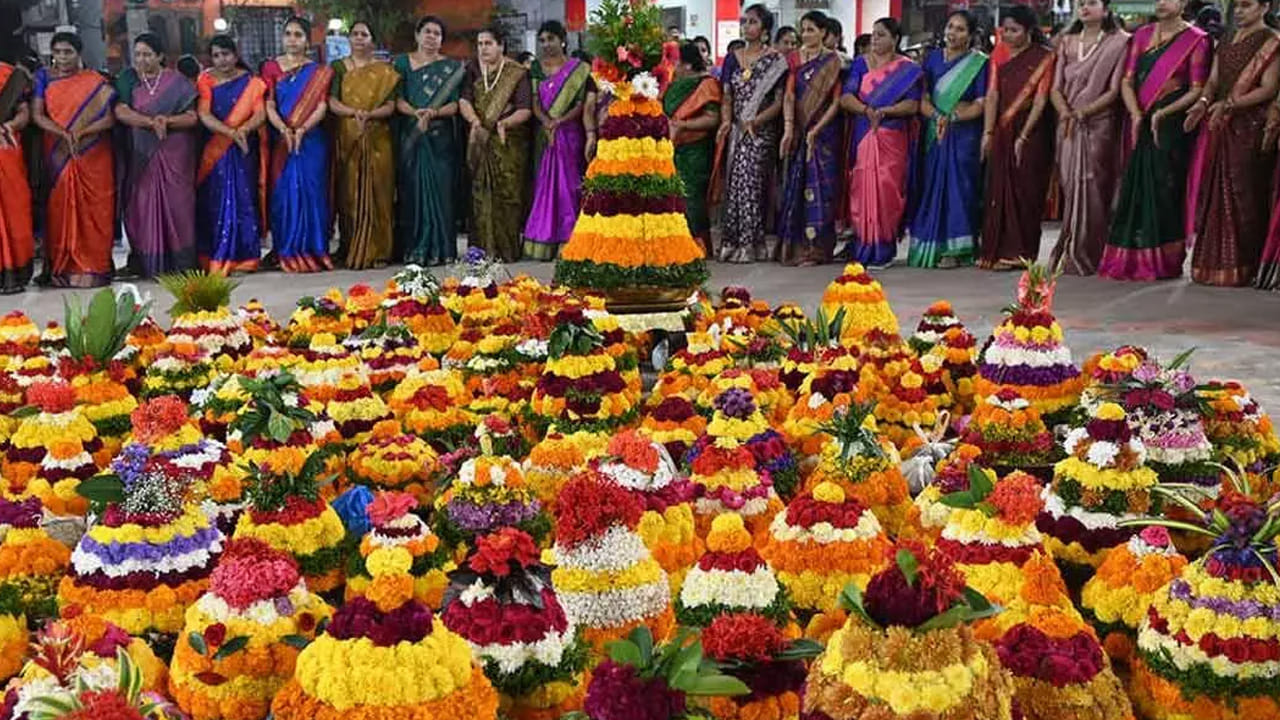 ఆ కాలంలో కొన్ని ఆసక్తికరమైన సంప్రదాయాలు కూడా ఉండేవి. పెళ్లి చేసుకునే అబ్బాయి ఉండే ఊరిలో కనీసం ఒక చెరువు ఉండాలని, చెరువు ఉన్న అబ్బాయికే పిల్లను ఇచ్చి పెళ్లి చేసేవారని చెబుతారు. అలాగే, బతుకమ్మ పండుగను భక్తిశ్రద్ధలతో జరుపుకునే పెళ్లికాని అమ్మాయిలకు మంచి భర్తలు లభిస్తారని నమ్మేవారు. ఈ పండుగలో పూలను ఎక్కువగా ఉపయోగించడం వల్ల దీనిని పుష్పాల పండుగ లేదా ప్రకృతి ఆరాధన పండుగ అని కూడా పిలుస్తారు. ఈ విధంగా బతుకమ్మ పండుగ తెలంగాణ ప్రజల చరిత్ర, సంస్కృతి, జీవన విధానంతో విడదీయరాని సంబంధాన్ని కలిగి ఉంది.