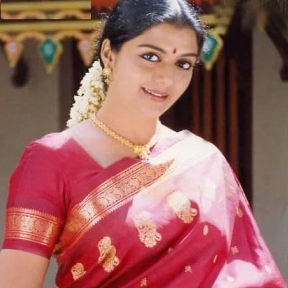 తెలుగు సినీ పరిశ్రమలో తనదైన నటన, నృత్యంతో ప్రేక్షకులను ఆకట్టుకున్న నటి భానుప్రియ, గతంలో ఓ ఇంటర్వ్యూలో పలు ఆసక్తికర విషయాలను వెల్లడించారు. ముఖ్యంగా మెగాస్టార్ చిరంజీవితో ఆమె డ్యాన్స్ అనుభవాలు, తన వ్యక్తిగత ఫ్యాషన్ అభిరుచులపై మాట్లాడారు. చిరంజీవిని ఒక గొప్ప డ్యాన్సర్గా భానుప్రియ అభివర్ణించారు. ఆయనతో కలిసి డ్యాన్స్ చేస్తున్నప్పుడు అద్భుతమైన ఎనర్జీ ఉంటుందని, కొన్నిసార్లు తాను కొంచెం ఎక్కువ చేస్తున్నానేమో అనిపించేదని ఆమె తెలిపారు.