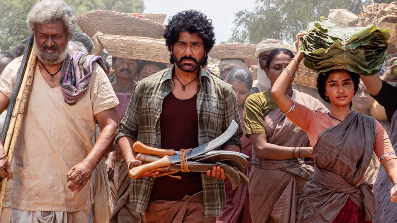 ఇంతకీ అది ఏమిటి అంటున్నారా? చాలా వరకు డీ గ్లామరస్ పాత్రల్లో సమంత , రష్మిక నటించి స్టార్ గా మంచి గుర్తింపు సంపాదించుకున్నారు. ఇప్పుడు అనుపమ పరమేశ్వరన్ కూడా అదే లుక్లో కనిపించి అభిమానులను ఆకట్టుకున్నారు. దీంతో కొంత మంది అభిమానులు దీంతో అనుపమకు స్టార్ ఇమేజ్ గ్యారంటీ అంటూ ముచ్చటిస్తున్నారు. అయితే ఈ క్రమంలోనే స్టార్ హీరోయిన్ మంచి ఛాన్స్ మిస్ చేసుకుందని కూడా చెప్పుకొస్తున్నారు.