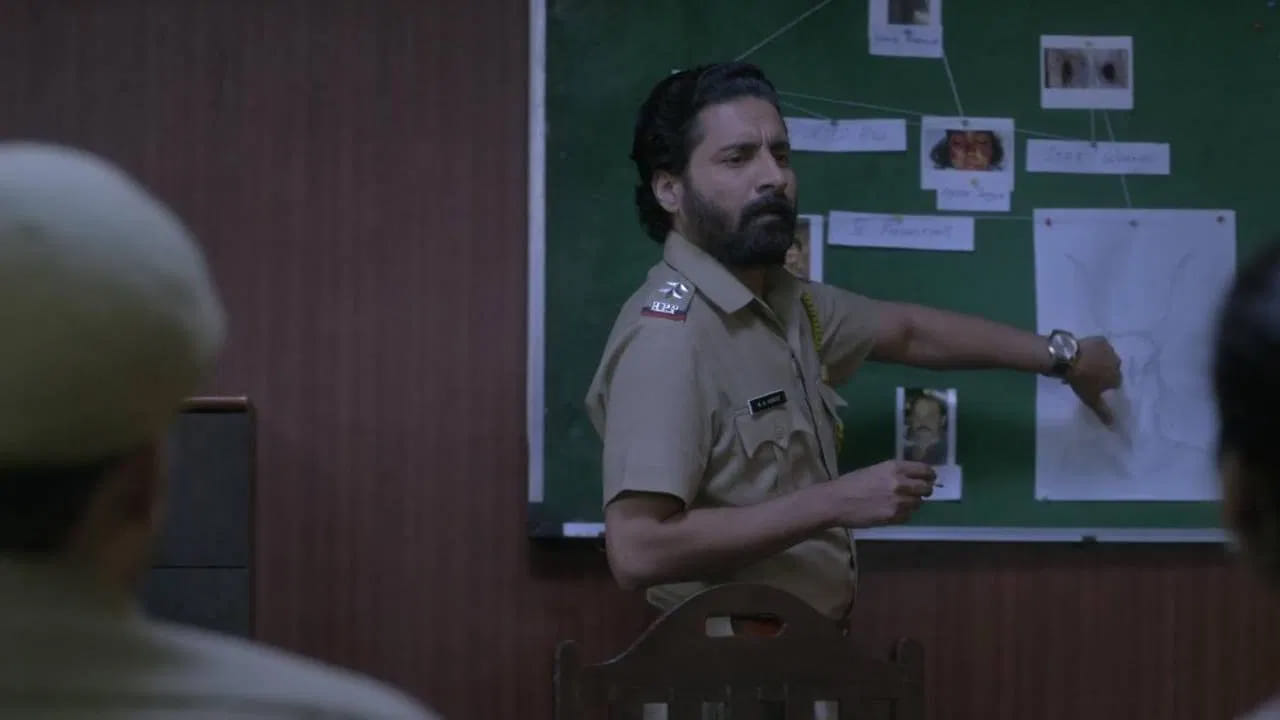 అయితే, అక్కడ ఆమెకు వింత అనుభూతులు కలగడం మొదలవుతుంది. ఆమె ఒక టీనేజ్ అమ్మాయి అదృశ్యానికి సంబంధించిన కేసును దర్యాప్తు చేయడానికి బయలుదేరుతుంది. ఈ సిరీస్లో చాలా ఆసక్తికరమైన మలుపులు ఉన్నాయి. ఉత్కంఠ ఎంత తీవ్రంగా ఉందంటే, తర్వాత ఏమి జరుగుతుందో అని ఆలోచిస్తేనే ఒళ్లు గగుర్పాటుకు గురవుతుంది. ఈ వెబ్ సిరీస్ కె. హరికుమార్ రచించిన 'ది అదర్ సైడ్ ఆఫ్ హర్' అనే నవల ఆధారంగా రూపొందించబడింది.