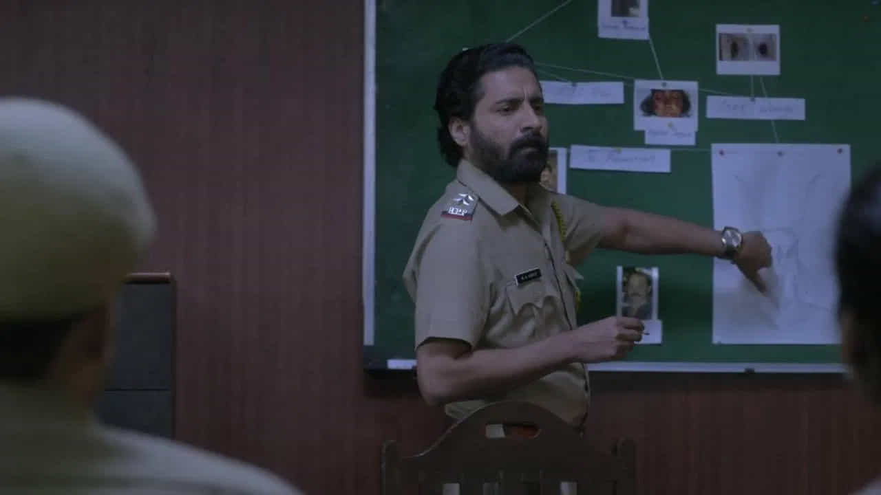 అయితే, అక్కడ ఆమెకు వింత అనుభూతులు కలగడం మొదలవుతుంది. ఆమె ఒక టీనేజ్ అమ్మాయి అదృశ్యానికి సంబంధించిన కేసును దర్యాప్తు చేయడానికి బయలుదేరుతుంది. ఈ సిరీస్లో చాలా ఆసక్తికరమైన మలుపులు ఉన్నాయి. ఉత్కంఠ ఎంత తీవ్రంగా ఉందంటే, తర్వాత ఏమి జరుగుతుందో అని ఆలోచిస్తేనే ఒళ్లు గగుర్పాటుకు గురవుతుంది. ఈ వెబ్ సిరీస్ కె. హరికుమార్ రచించిన 'ది అదర్ సైడ్ ఆఫ్ హర్' అనే నవల ఆధారంగా రూపొందించబడింది.