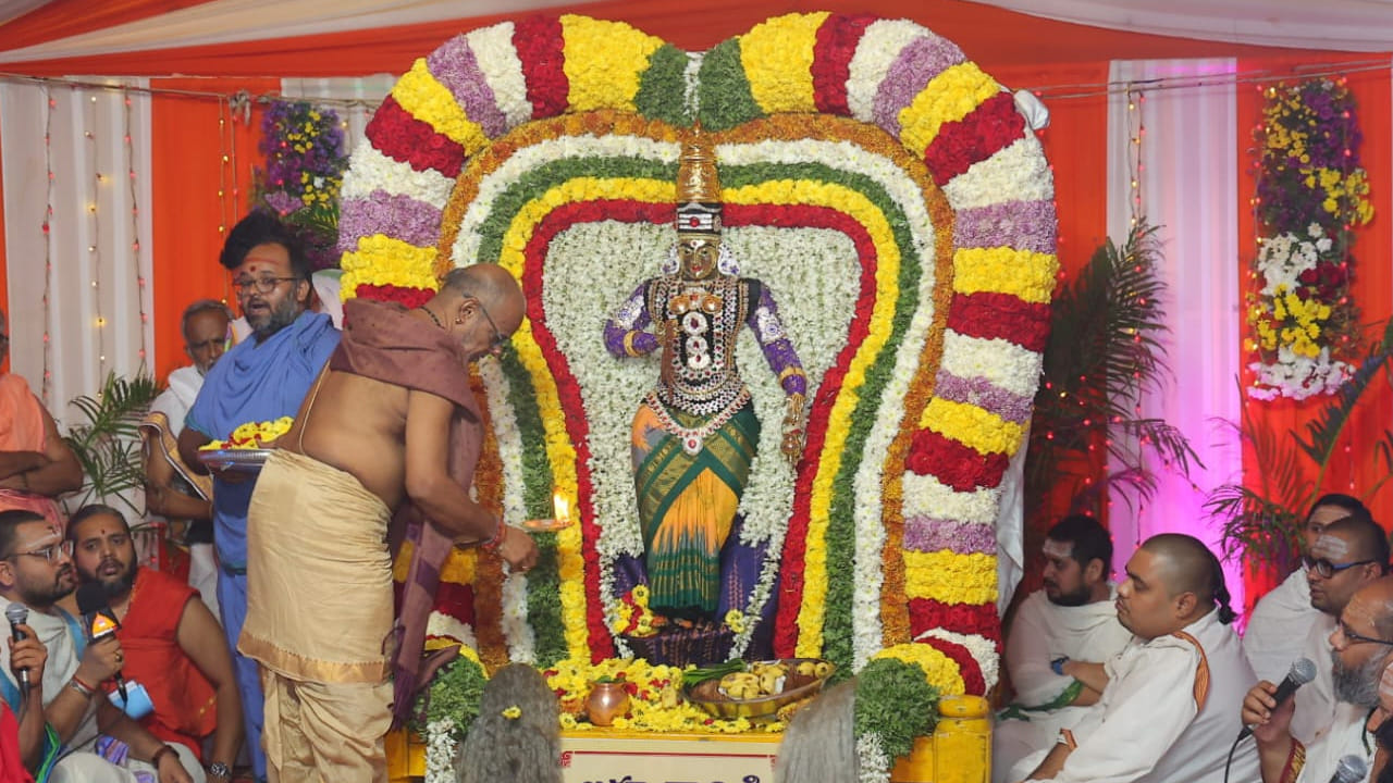 
నంద్యాల జిల్లా ప్రముఖ పుణ్యక్షేత్రమైన శ్రీశైలం మహాక్షేత్రంలో దసరా మహోత్సవాలు అంగరంగ వైభవంగా జరుగుతున్నాయి రెండవ రోజు భ్రమరాంబికాదేవి బ్రహ్మచారిని అలంకారంలో భక్తులకు దర్శనమిచ్చారు ముందుగా అమ్మవారి ఆలయ ప్రాంగణంలో ఏర్పాటు చెసారు. 