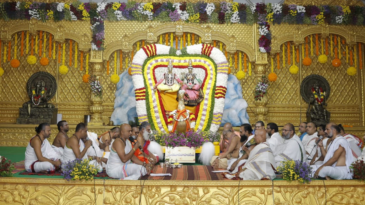 ఆలయం లోపలి నుంచి బాజా బజంత్రీలు బ్యాండ్ వాయిద్యాల నడుమ‌ శ్రీస్వామి అమ్మవార్లు గ్రామోత్సవంగా విహారించగా గ్రామోత్సవం కదలివస్తున్న స్వామి అమ్మవారిని భక్తులు దర్శించుకుని‌ కర్పూర నీరాజనాలర్పించారు. ఈ కార్యక్రమంలో ఆలయ చైర్మన్ పోతుకుంట రమేష్ నాయుడు, ఈవో శ్రీనివాస రావు దంపతులు,ట్రస్ట్ బోర్డు మెంబర్లు అర్చకులు,అధికారులు పెద్ద ఎత్తున భక్తులు పాల్గొన్నారు.  
