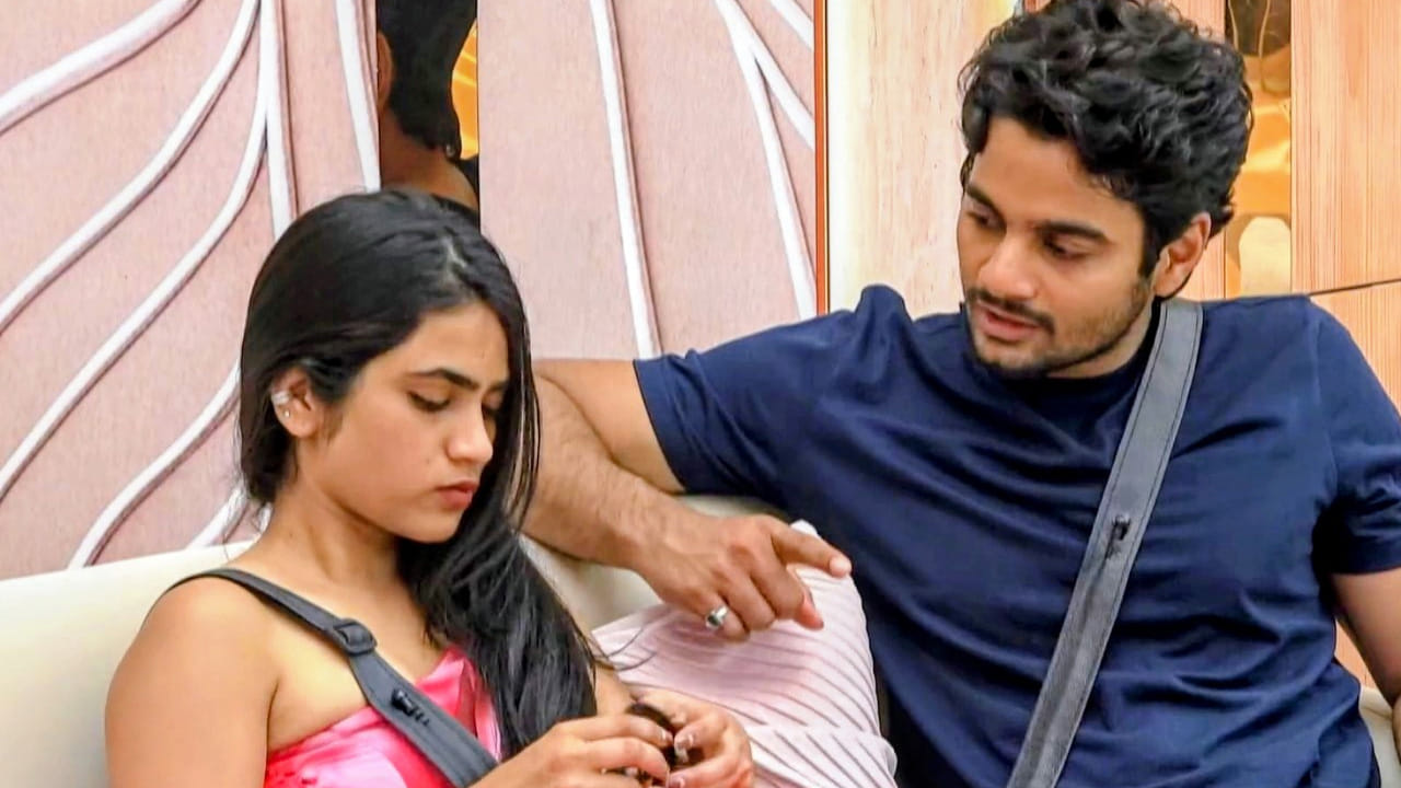 అయితే  రెండో రోజు నామినేషన్ ప్రక్రియ చాలా వేడి వాడిగా సాగింది. నామినేషన్స్‌లో శాలినీ, రోహిత్ తగ్గేదేలేదు అన్నట్లు వ్యవహరించారు. శాలినీ మాత్రం చాలా గట్టి గట్టిగా అరవడం వంటివి చేయడం జరిగింది. ఈ సమయంలోనే నామినేషన్స్ లో చరణ్ గురించి ఒక ప్రశ్న రాగా, రోహిత్ దానికి సమాధానం ఇస్తూ.. చరణ్ రీ ఎంట్రీ కారణంగా శాలినికి అవకాశం ఇవ్వాలనుకున్నానని చెప్పాడు. దీంతో చాలా శాలినీ చాలా హార్ట్ అయ్యింది.
