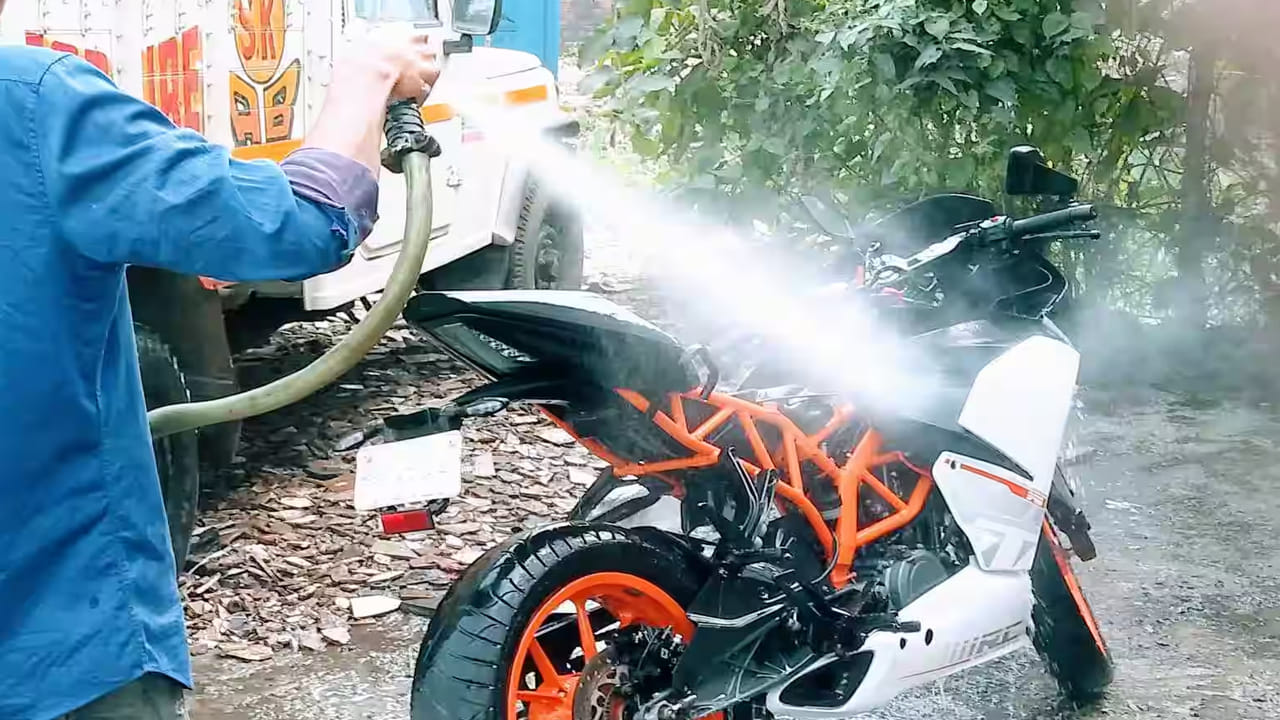 నగరంలో నీటి సమస్యను ఎదుర్కోవాలంటే పొదుపే ప్రధాన మార్గమంటోంది హైదరాబాద్ వాటర్ సప్లై బోర్డ్.. ప్రతి బొట్టునూ జాగ్రత్తగా వాడాలి. నీటిని వృథా చేశారో.. గొంతు తడుపుకోవడానికి కూడా నీళ్లు దొరికే పరిస్థితి ఉండదని అధికారులు హెచ్చరిస్తున్నారు. హైదరాబాద్ సిటీలోని ప్రతి గల్లీలో సౌండ్ బాక్సులతో నీటి వినియోగంపై అవగాహన కల్పించేలా చాటింపు వేయిస్తోంది అధికార యంత్రాంగం. నిన్నటి నుంచే విస్తృతంగా ప్రచారం చేస్తోంది హైదరాబాద్ జలమండలి.