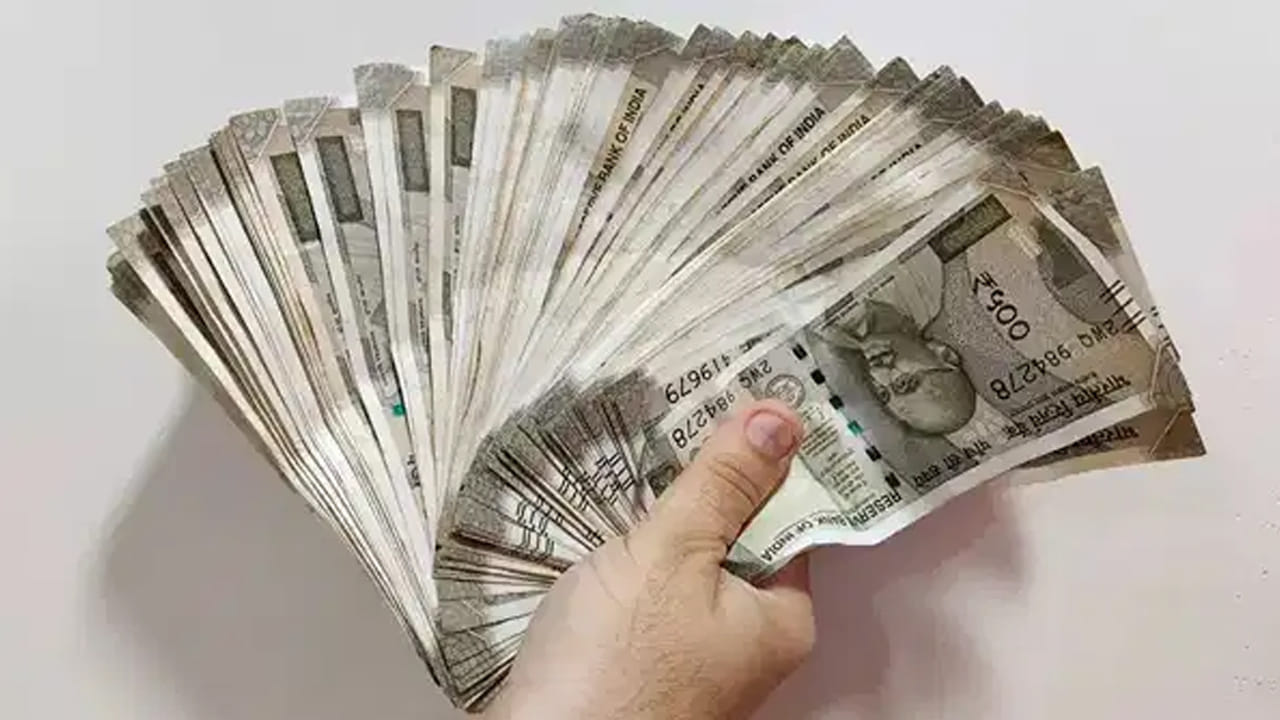 ప్రతి ఒక్కరూ జీవితంలో ఆర్థికంగా స్థిరపడాలని, ఎక్కువ డబ్బు సంపాదించి ధనవంతులుగా మారాలని కోరుకుంటారు. ఈ లక్ష్యాన్ని చేరుకోవడానికి ఎంతో కష్టపడుతుంటారు. కొందరు ఉద్యోగాల ద్వారా సంపదను కూడబెడితే, మరికొందరు వ్యాపారాలు చేస్తూ ఆర్థికంగా ఎదుగుతారు. అయితే, వ్యక్తుల ఆలోచనా విధానం, క్రమశిక్షణ, నిర్ణయాలు తీసుకునే సామర్థ్యం, లక్ష్యాల పట్ల నిబద్ధత వంటివి వారి విజయంపై ప్రభావం చూపుతాయి. కొన్ని వ్యక్తిత్వ విశ్లేషణలు, జ్యోతిష్య సంబంధమైన నమ్మకాల ప్రకారం.. కొన్ని నెలల్లో జన్మించిన వారికి నాయకత్వ లక్షణాలు, సృజనాత్మకత, పట్టుదల ఎక్కువగా ఉంటాయని చెబుతారు. ఈ లక్షణాలు ఆర్థికంగా ఎదగడానికి దోహదపడవచ్చని భావిస్తారు. ముఖ్యంగా జనవరి, మార్చి, మే, ఆగస్టు, నవంబర్ నెలల్లో జన్మించిన వారి గురించి ఆసక్తికరమైన విషయాలు ప్రచారంలో ఉన్నాయి. మరి ఆ నెలల్లో పుట్టిన వారి ప్రత్యేకతలు ఏమిటో తెలుసుకుందాం.