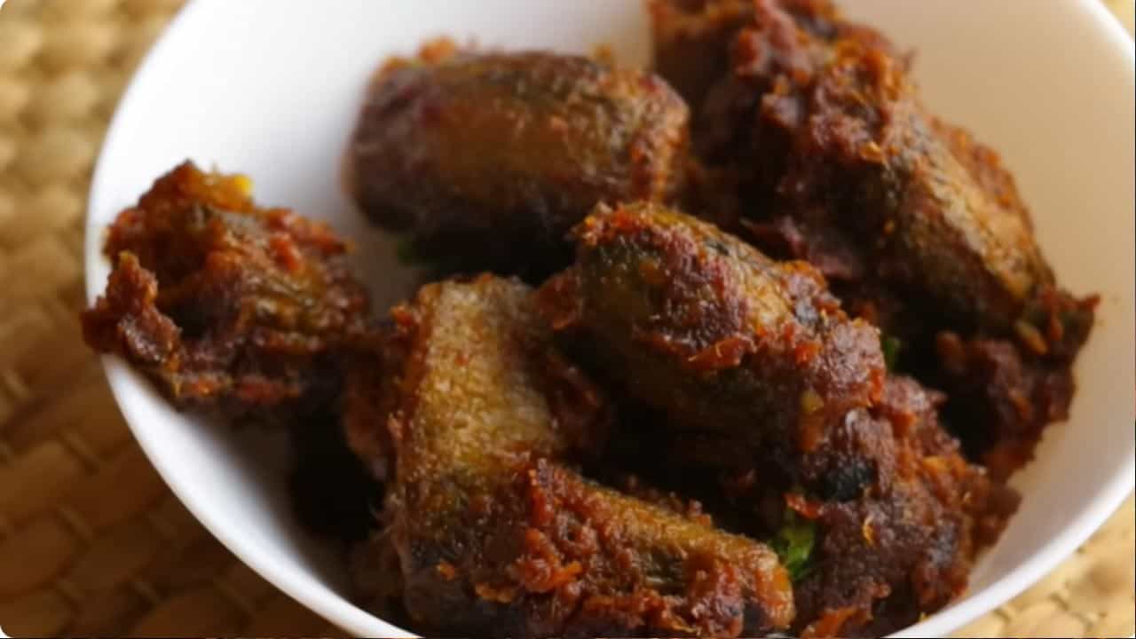కాకరకాయ ముక్కలు వేయించిన అదే పాన్‌ను స్టవ్ మీద పెట్టి, తయారుచేసుకున్న ఉల్లి కారం పేస్ట్‌ను వేయాలి. మంటను లో ఫ్లేమ్‌లో ఉంచి, ఐదు నిమిషాల పాటు బాగా వేయించాలి. ఉల్లిపాయల్లోని పచ్చిదనం పోయి, నూనె పైకి తేలేంత వరకు వేయించడం ముఖ్యం. ఉల్లి కారం బాగా వేగిన తర్వాత, ముందుగా వేయించి పెట్టుకున్న కాకరకాయ ముక్కలను పాన్‌లో వేయాలి. ఉల్లి కారం ముక్కలకు బాగా పట్టేలా జాగ్రత్తగా కలపాలి. ఇలా కలుపుతూ మరో రెండు నిమిషాల పాటు ఫ్రై చేయాలి. చివరగా, సన్నగా తరిగిన కొత్తిమీరను వేసి, బాగా కలిపి స్టవ్ ఆపివేయాలి. అంతే, ఎంతో రుచికరమైన కాకరకాయ ఉల్లికారం సిద్ధం. ఇది వేడి వేడి అన్నంతో పాటు తినడానికి చాలా బాగుంటుంది, కాకరకాయ చేదు రుచిని పూర్తిగా మర్చిపోతారు.