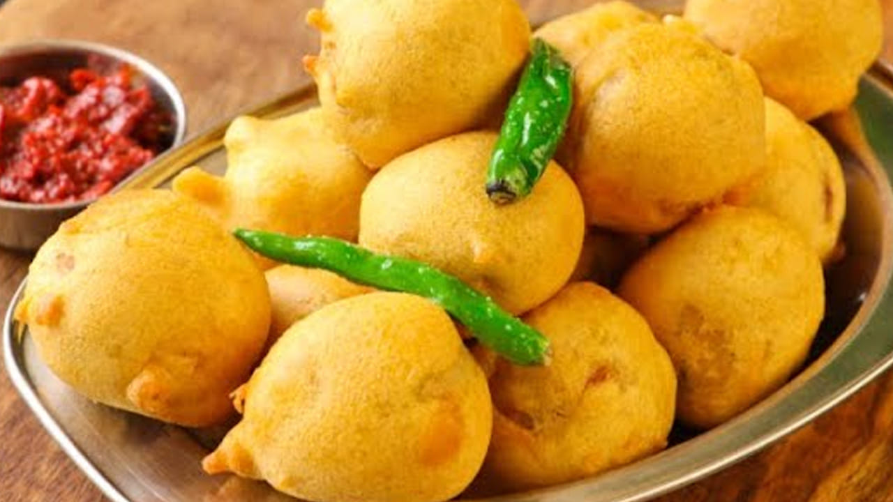 
ఉల్లిపాయలు దోరగా వేగాక పావు టీ స్పూన్ పసుపు వేసి కలిపి, మ్యాష్ చేసిన ఆలూ మిక్స్ కలపండి. ఇందులో అర టీ స్పూన్ కారం, అర టీ స్పూన్ ధనియాల పొడి, అర టీ స్పూన్ ఆమ్చూర్ పొడి , రుచికి సరిపడా ఉప్పు వేసి బాగా కలపండి. ఆలూలోని తడి ఆరే వరకు మీడియం నుండి హై ఫ్లేమ్‌లో కలుపుతూ వేయించండి. ఆలూ మిక్స్ పల్చగా అనిపిస్తే ఒకటి లేదా రెండు టేబుల్ స్పూన్ల అటుకుల పొడిని కలపవచ్చు. చివరిగా ఒక టేబుల్ స్పూన్ కొత్తిమీర, అర చెక్క నిమ్మరసం కలిపి స్టవ్ ఆఫ్ చేయండి. ఈ స్టఫింగ్ చల్లారిన తర్వాత బోండా సైజుకు తగ్గట్లు చిన్న ఉండలు చేసుకోండి.