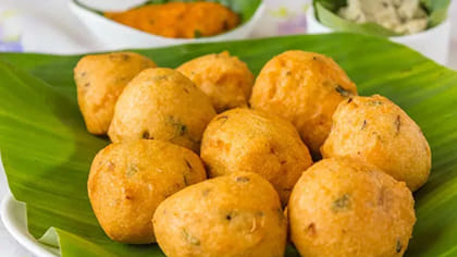 అబ్బో వీటి రుచి చూస్తే వదళ్లేరు.. టేస్టీ టేస్టీ కారం బోండాల తయారీ