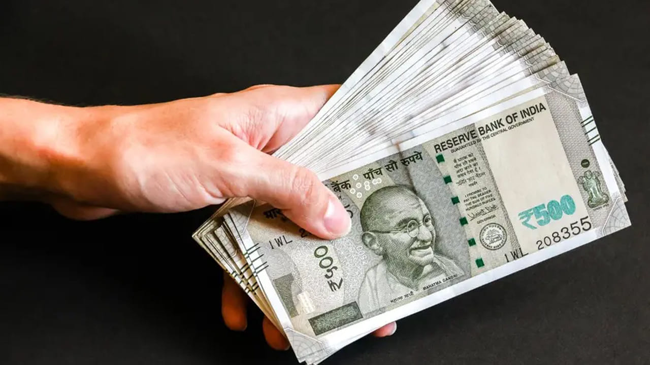 2025-26 ఆర్ధిక సంవత్సరంలో కనీసం ఆరు నెలల సర్వీస్ పూర్తి చేసి ఉండాలి. ఇక ఆరు నెలల నుంచి ఒక ఏడాది వరకు సర్వీస్ పూర్తి చేసినవారు దానిని అనుగుణంగా బోనస్ అందుకుంటారు. ఇక తాత్కాలిక ఉద్యోగుల విషయానికొస్తే.. వీరికి నెలవారీ పరిమితి రూ.1200 ఆధారంగా బోనస్ లెక్కిస్తారు. అసలు నెల జీతం రూ.1200 కంటే తక్కువగా ఉంటే జీతం ఆధారంగా లెక్కింపు ఉంటుంది.