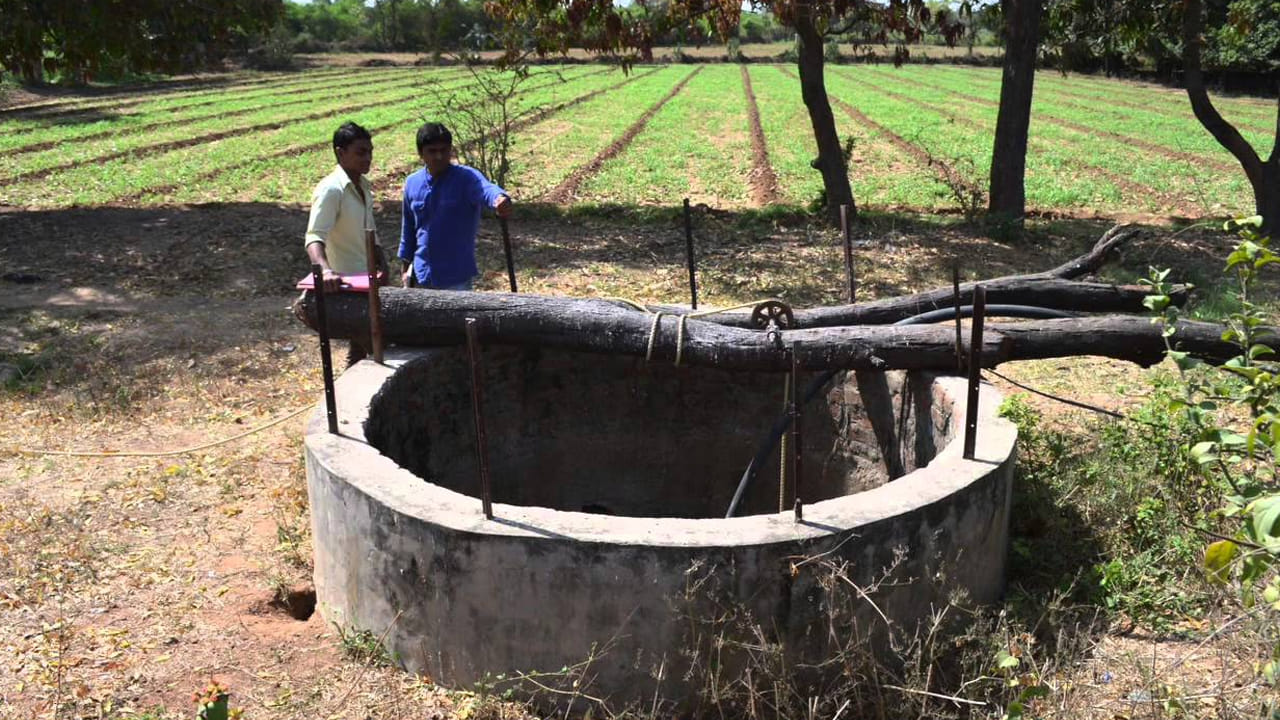 Telangana: పొలానికి నీళ్లు వేయడానికి బోర్ రిపేర్ చేయించాడు.. అది కాస్తా బావిలో పడింది.. దీంతో ఆ రైతు..