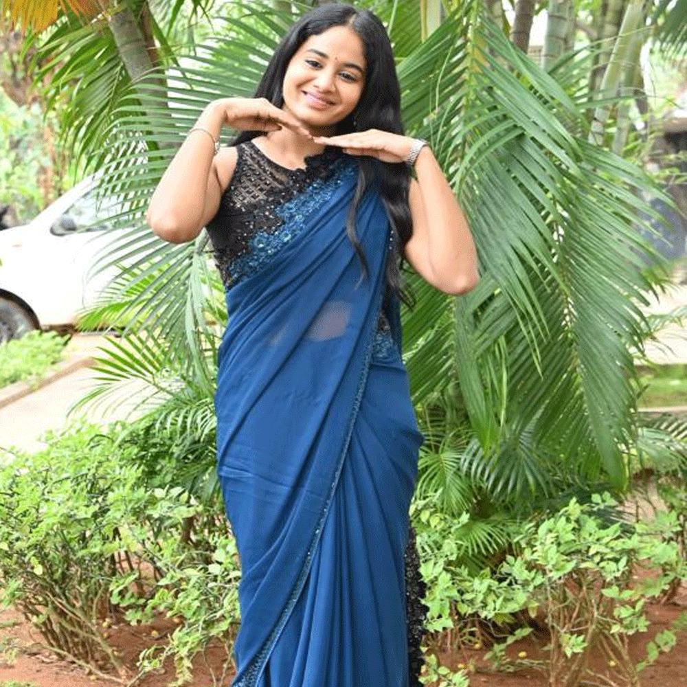 ముఖ్యంగా హీరోయిన్ల చైల్డ్‌హుడ్ ఫొటోలు బయటకు వస్తే అభిమానులు ఆసక్తిగా చూస్తుంటారు. అప్పటికీ, ఇప్పటికీ వారి లుక్‌లో వచ్చిన మార్పులను చూసి ఆశ్చర్యపోతుంటారు. ఇప్పుడు మనం మాట్లాడుకుంటున్న హీరోయిన్ కూడా అలాంటి వారిలో ఒకరు. చిన్నతనంలో తీసుకున్న ఫొటోలకు, ఇప్పుడు ఆమె కనిపిస్తున్న తీరుకు చాలా తేడా ఉందంటూ నెటిజన్లు ఆసక్తి చూపిస్తున్నారు.