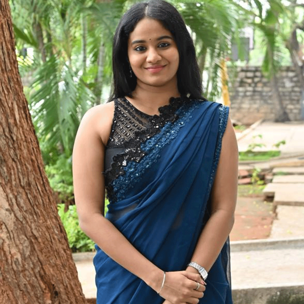 తనదైన అందం, క్యూట్ ఎక్స్‌ప్రెషన్స్‌తో అభిమానులను ఆకట్టుకుంటున్న ఈ భామ ఎవరో తెలుసా? ఆమె మరెవరో కాదు.. నటి బ్రిగిడా సాగ. బ్రిగిడా సాగ తమిళ సినీ పరిశ్రమలో తనకంటూ ప్రత్యేక గుర్తింపు తెచ్చుకున్న నటి. తొలుత టెలివిజన్ కార్యక్రమాలు, వెబ్ సిరీస్‌ల ద్వారా ప్రేక్షకులకు దగ్గరైన ఈమె.. ఆ తర్వాత వెండితెరపై అవకాశాలు అందుకుంది.