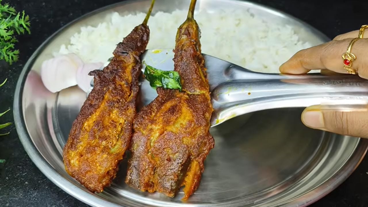 సిద్ధం చేసుకున్న మసాలా పేస్ట్ను కాల్చి, పొట్టు తీసిన వంకాయలకు చేపలకు మసాలా పూసినట్లుగా చక్కగా వెడల్పుగా పూయాలి. ఇలా మసాలా పట్టించిన వంకాయలు చూడటానికి అచ్చం చేపల ఫ్రైలానే కనిపిస్తాయి. స్టవ్ వెలిగించి, ఒక నాన్-స్టిక్ కడాయిని పెట్టి, కావలసినంత నూనె వేయాలి. నూనె వేడెక్కిన తర్వాత, మసాలా పట్టించిన వంకాయలను ఒక్కొక్కటిగా జాగ్రత్తగా కడాయిలో వేయాలి. చిన్న మంటపై వంకాయలను రెండు వైపులా గోల్డెన్ బ్రౌన్ రంగులోకి వచ్చే వరకు, కమ్మటి వాసన వచ్చే వరకు వేయించాలి. పటకారుతో తిప్పుతూ, అన్ని వైపులా సమానంగా వేగేలా చూసుకోవాలి.