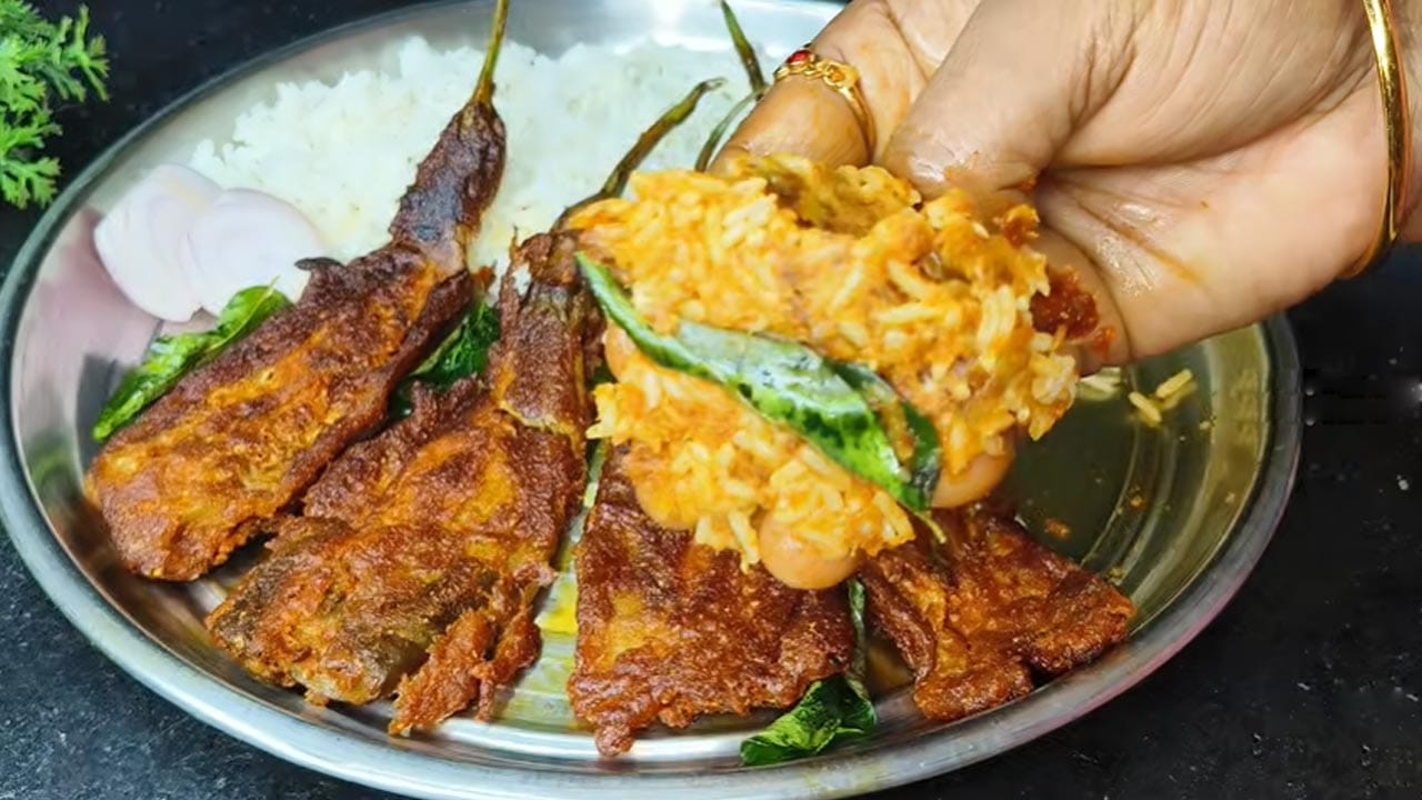 తయారీకి కావలసినవి.. తాజా వంకాయలు (దాదాపు 350 గ్రాములు), చిటికెడు పసుపు (పొట్టు తీయడానికి), 1 చెంచా కారం పొడి, పావు చెంచా ఉప్పు (లేదా రుచికి సరిపడా), చిటికెడు పసుపు (మసాలా కోసం), అర చెంచా ధనియాల పొడి, అర చెంచా అల్లం వెల్లుల్లి పేస్ట్, 1 చెంచా శనగపిండి, నూనె (మసాలా కలపడానికి మరియు వేయించడానికి), 2 చెంచాల నీరు (మసాలా పేస్ట్ చేయడానికి) చొప్పున తీసుకోవాలి.