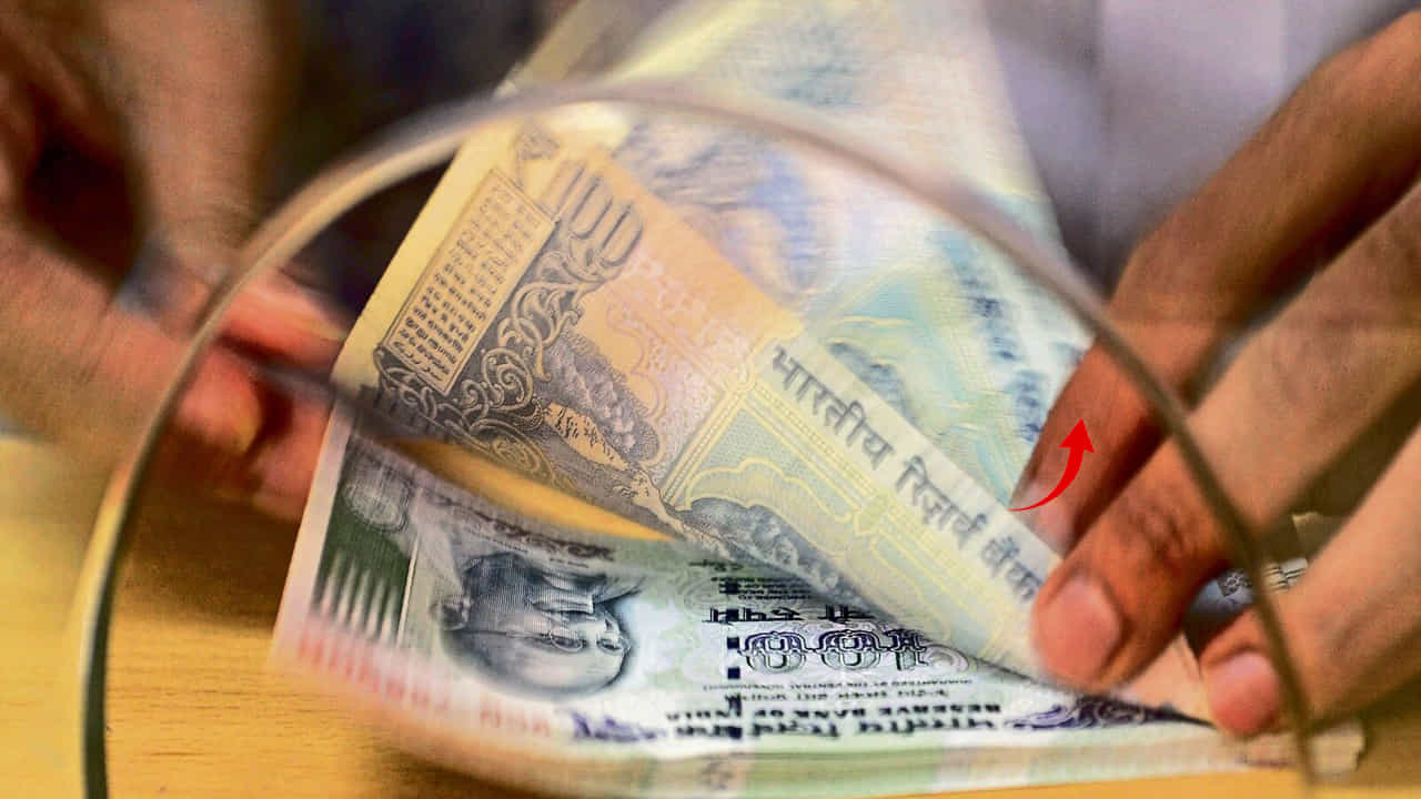 Fixed Deposit Rules Change: అక్టోబర్ 1 నుంచి ఆర్బిఐ కొత్త ఎఫ్డి నిబంధనలు తీసుకువచ్చింది. ఆర్బిఐ ఫ్రేమ్వర్క్ ప్రకారం, వాణిజ్య బ్యాంకులలో బల్క్ డిపాజిట్లు అంటే సాధారణంగా రూ. 3 కోట్లు లేదా అంతకంటే ఎక్కువ ఉన్న టర్మ్ డిపాజిట్లపై మార్పులు చేసింది. మీరు ఫిక్స్డ్ డిపాజిట్లో రూ. 3 కోట్లు లేదా అంతకంటే ఎక్కువ పెట్టాలని ప్లాన్ చేస్తుంటే, అక్టోబర్ 1 నుంచి బ్యాంకులు వడ్డీ రేట్లను వెల్లడించే విధానం మారనుంది. రిజర్వ్ బ్యాంక్ ఆఫ్ ఇండియా (ఆర్బిఐ) బల్క్ డిపాజిట్ల కోసం కొత్త నిబంధనలను ప్రవేశపెట్టింది. బ్యాంకులు ఇకపై ప్రతి పనిదినం తమ వెబ్సైట్లలో అటువంటి డిపాజిట్లపై వర్తించే వడ్డీ రేట్లను వెల్లడించాల్సి ఉంటుంది.