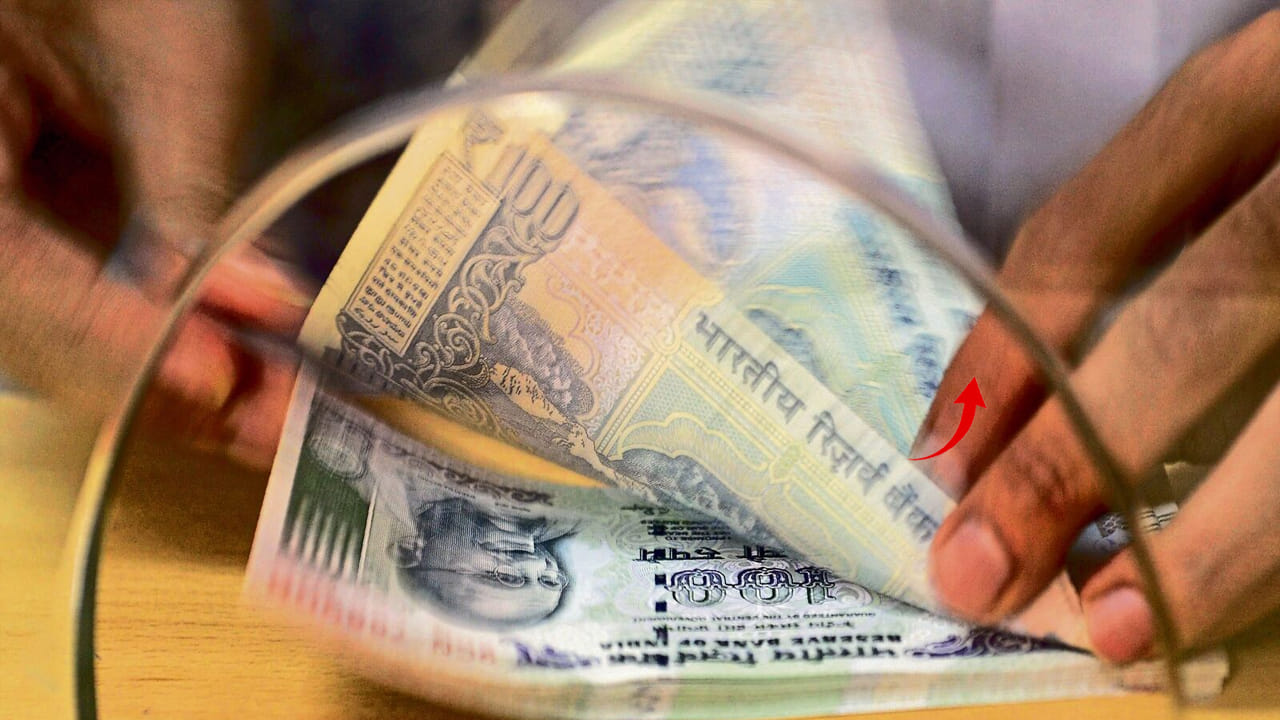 Fixed Deposit Rules Change: అక్టోబర్ 1 నుంచి ఆర్బిఐ కొత్త ఎఫ్డి నిబంధనలు తీసుకువచ్చింది. ఆర్బిఐ ఫ్రేమ్వర్క్ ప్రకారం, వాణిజ్య బ్యాంకులలో బల్క్ డిపాజిట్లు అంటే సాధారణంగా రూ. 3 కోట్లు లేదా అంతకంటే ఎక్కువ ఉన్న టర్మ్ డిపాజిట్లపై మార్పులు చేసింది. మీరు ఫిక్స్డ్ డిపాజిట్లో రూ. 3 కోట్లు లేదా అంతకంటే ఎక్కువ పెట్టాలని ప్లాన్ చేస్తుంటే, అక్టోబర్ 1 నుంచి బ్యాంకులు వడ్డీ రేట్లను వెల్లడించే విధానం మారనుంది. రిజర్వ్ బ్యాంక్ ఆఫ్ ఇండియా (ఆర్బిఐ) బల్క్ డిపాజిట్ల కోసం కొత్త నిబంధనలను ప్రవేశపెట్టింది. బ్యాంకులు ఇకపై ప్రతి పనిదినం తమ వెబ్సైట్లలో అటువంటి డిపాజిట్లపై వర్తించే వడ్డీ రేట్లను వెల్లడించాల్సి ఉంటుంది.