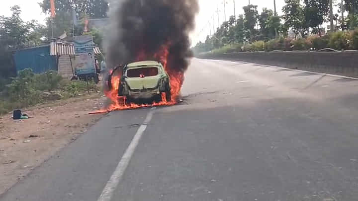 హైవేపై కారులో మంటలు..తృటిలో తప్పిన పెను ప్రమాదం హైవేపై కారులో మంటలు..తృటిలో తప్పిన పెను ప్రమాదం