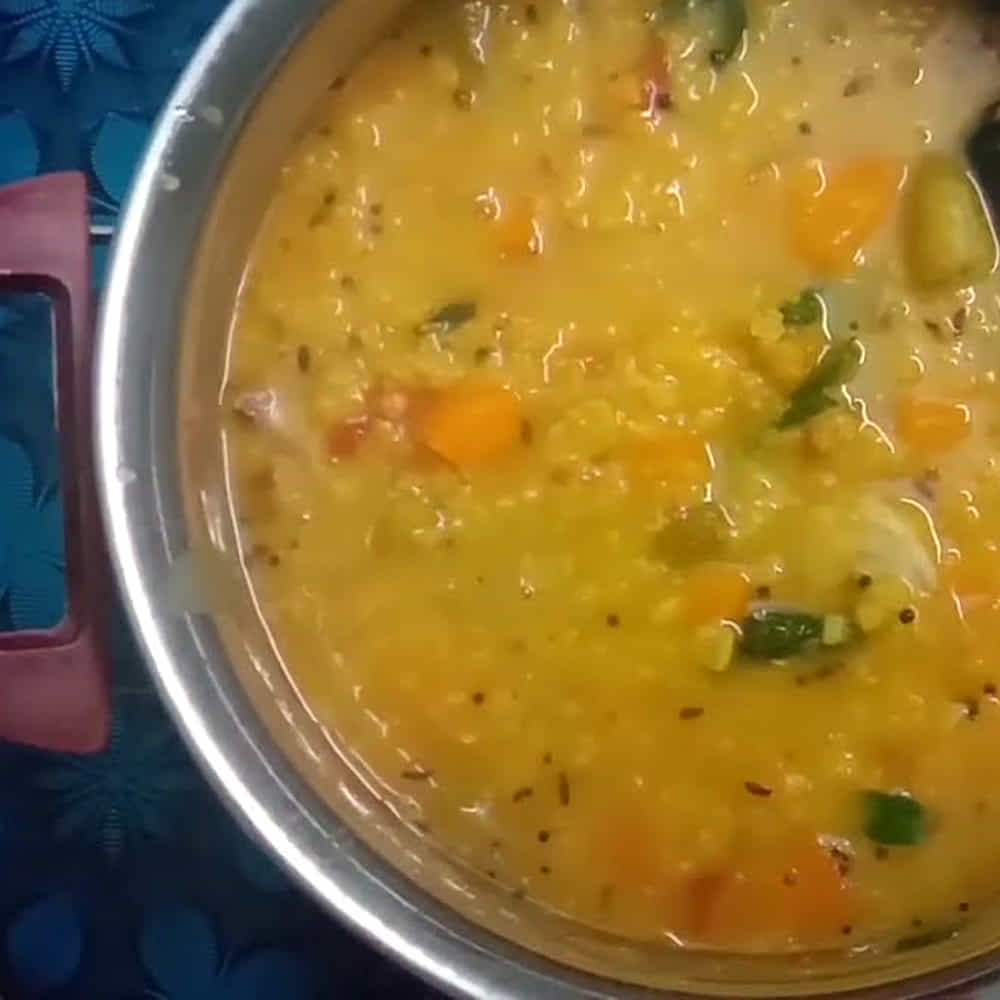స్టవ్‌పై చిన్న కడాయి పెట్టి 2 టీస్పూన్ల నూనె వేడిచేయాలి. నూనె కాగిన తర్వాత 1 టీస్పూన్ ఆవాలు, అర టీస్పూన్ జీలకర్ర, చిటికెడు మెంతులు, తుంచిన 1 ఎండుమిర్చి వేసి చిటపటలాడనివ్వాలి. పోపు వేగాక తరిగిన చిన్న ఉల్లిపాయ ముక్కలు వేసి రంగు మారేంత వరకు దోరగా వేయించాలి. ఉల్లిపాయలు వేగిన తర్వాత 1 రెమ్మ కరివేపాకు వేసి చిటపటలాడనిచ్చి స్టవ్ ఆఫ్ చేయాలి.
