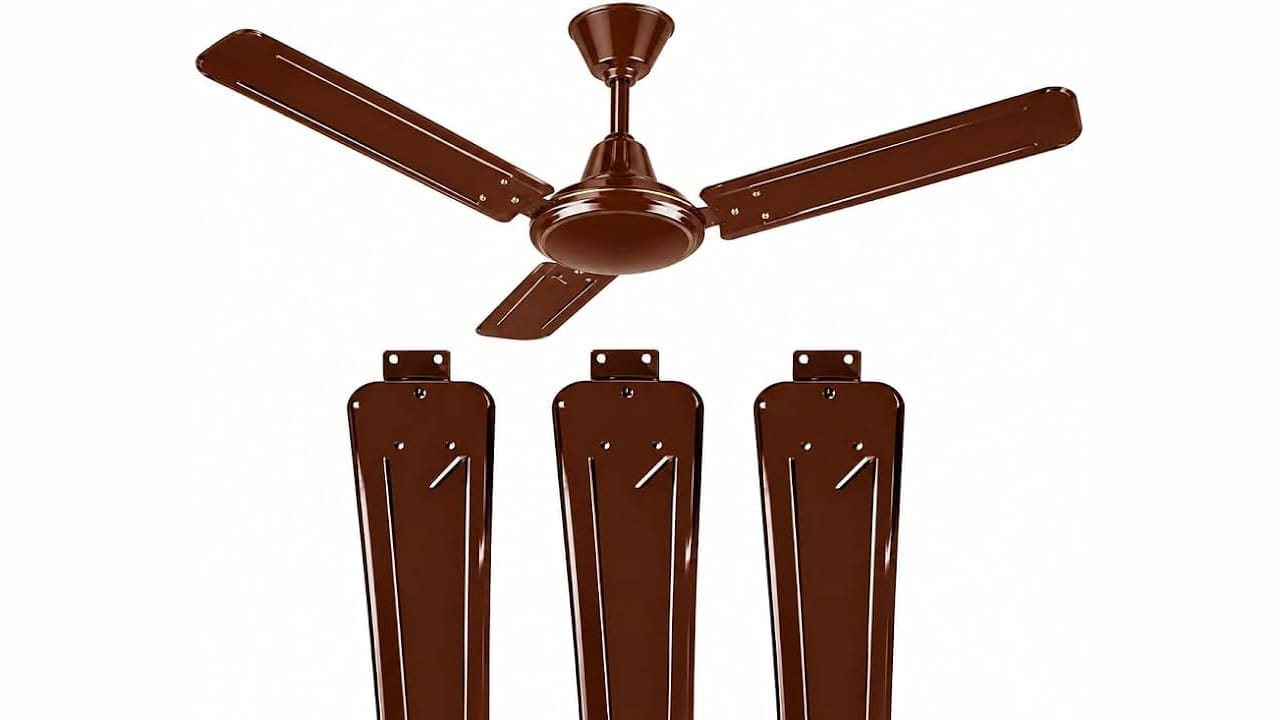 Ceiling Fan Blades: మీరు ఎప్పుడైనా సీలింగ్ ఫ్యాన్ రెక్కలను గమనించారా? అవి ఎప్పుడూ ఫ్లాట్గా ఉండవు. బదులుగా, అవి కొద్దిగా వంగి లేదా వంకరగా ఉంటాయి. ఇది కేవలం ఒక డిజైన్ ఎంపిక కాదు. దీని వెనుక ఒక ఆసక్తికరమైన టెక్నాలజీ ఉంది. సాంకేతిక భాషలో దీనిని బ్లేడ్ పిచ్ అని పిలుస్తారు. ఒకవేళ ఫ్యాన్ రెక్కలు పూర్తిగా ఫ్లాట్గా ఉంటే, అవి గాలిని కిందకు నెట్టడంలో సమర్థవంతంగా పనిచేయవు. అవి కేవలం గాలిని కోస్తూ తిరుగుతాయి. ఎంత వేగంగా తిరిగినా కూడా, గదిలోకి తగినంత గాలి ప్రసరణ ఉండదు. అంతేకాకుండా, ఫ్లాట్ బ్లేడ్లు మోటారుపై ఎక్కువ భారాన్ని పెడతాయి, దాని జీవితకాలాన్ని తగ్గిస్తాయి.