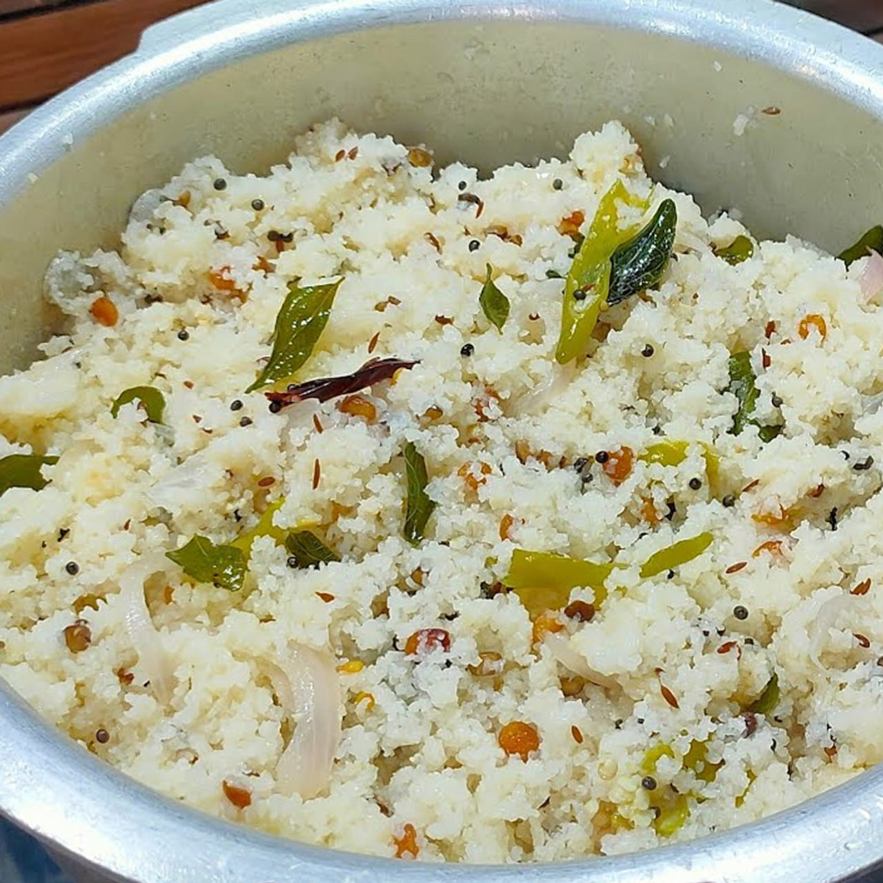 కావలసిన పదార్థాలు: 1 గ్లాసు పొడి బియ్యప్పిండి, పుల్లటి మజ్జిగ 2 గ్లాసులు, 1 మీడియం సైజు సన్నగా తరిగిన ఉల్లిపాయ, 3 నుండి 4 సన్నగా ఎండు మిరపకాయలు, 1 టేబుల్ స్పూన్ తరిగిన పచ్చిమిరపకాయలు, 3 తుంచిన పచ్చి శనగపప్పు, 1 టేబుల్ స్పూన్ మినప్పప్పు, అర టీస్పూన్ ఆవాలు , అర టీస్పూన్ జీలకర్ర, 2 రెమ్మల కరివేపాకు, రుచికి సరిపడా ఉప్పు, 2 నుండి 3 టేబుల్ స్పూన్ల వంట నూనె,