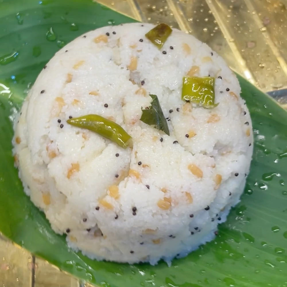 ఉల్లిపాయలు వేగిన తర్వాత మంటను లో ఫ్లేమ్లో ఉంచాలి. ఇప్పుడు ముందుగా కలిపి ఉంచుకున్న చల్ల-బియ్యప్పిండి మిశ్రమాన్ని కడాయిలో పోయాలి. పోసే ముందు పిండిని ఒకసారి కలపాలి, అడుగున పిండి తేలిపోకుండా ఉంటుంది. పోసిన వెంటనే ఉండలు కట్టకుండా గరిటెతో ఆపకుండా కలుపుతూనే ఉండాలి.