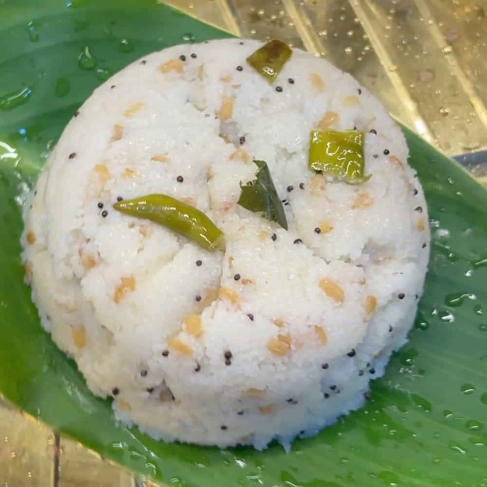 ఉల్లిపాయలు వేగిన తర్వాత మంటను లో ఫ్లేమ్‌లో ఉంచాలి. ఇప్పుడు ముందుగా కలిపి ఉంచుకున్న చల్ల-బియ్యప్పిండి మిశ్రమాన్ని కడాయిలో పోయాలి. పోసే ముందు పిండిని ఒకసారి కలపాలి, అడుగున పిండి తేలిపోకుండా ఉంటుంది. పోసిన వెంటనే ఉండలు కట్టకుండా గరిటెతో ఆపకుండా కలుపుతూనే ఉండాలి.
