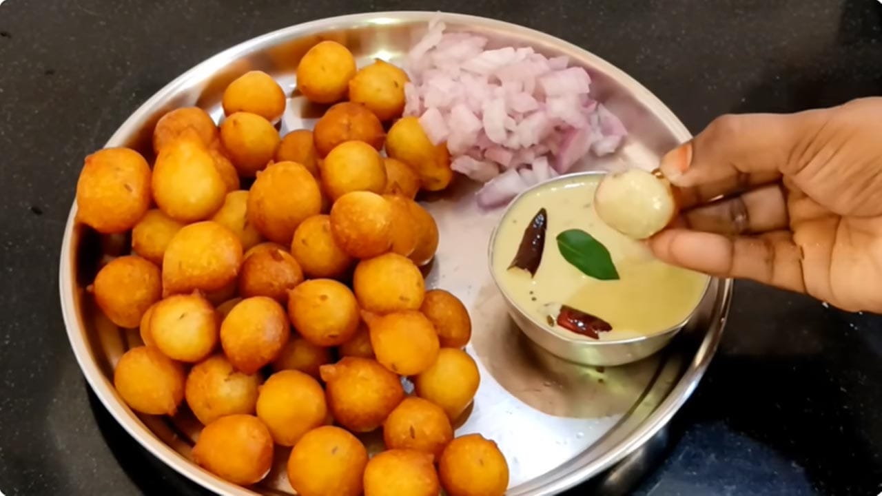 కావలసిన పదార్థాలు.. మైదా పిండి – 1½ కప్పులు, పెరుగు – ¾ కప్పు, ఉప్పు – రుచికి సరిపడా, జీలకర్ర – 1 టీస్పూన్, వంట సోడా – ¼ టీస్పూన్ లేదా రెండు చిటికెలు, నీళ్లు – అవసరమైనంత, నూనె – వేయించడానికి సరిపడా తీసుకోవాలి. మైదా పిండికి బదులుగా గోధుమ పిండి కూడా ఉపయోగించవచ్చు. వీలైతే కొద్దిగా పులిసిన పెరుగు వాడితే పునుగులకు మంచి రుచి వస్తుంది. ముందుగా ఒక వెడల్పాటి గిన్నె తీసుకుని అందులో ఒకటిన్నర కప్పుల మైదా పిండి వేయాలి. అదే కొలత కప్పుతో మూడు వంతుల కప్పు పెరుగు వేసుకోవాలి. వీలైతే కొద్దిగా పులిసిన పెరుగు తీసుకుంటే మంచిది. అది అందుబాటులో లేకపోతే సాధారణ పెరుగును కూడా ఉపయోగించవచ్చు. ఇప్పుడు అందులో రుచికి సరిపడా ఉప్పు, ఒక టీస్పూన్ జీలకర్ర, పావు టీస్పూన్ వంట సోడా వేసుకోవాలి. ఈ పదార్థాలన్నీ బాగా కలిసేలా ముందుగా పెరుగుతోనే పిండిని కలపాలి.