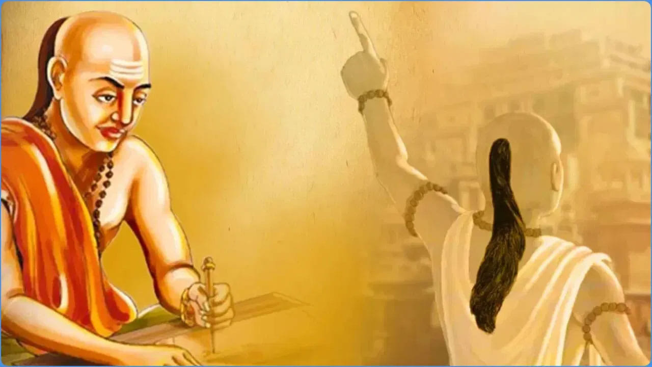 డబ్బు సంపాదించడం, సంపదను కాపాడుకోవడం గురించి చాణక్యుడు విలువైన సూచనలను అందించాడు. ఈ సూచనలను అనుసరించే వ్యక్తులు ఎప్పటికీ పేదరికంలోకి జారుకోరు. సంపదను కాపాడుకోవడానికి ఖర్చు చేసే విధానం కూడా చాలా ముఖ్యం. ధర్మ కార్యక్రమాలకు డబ్బు ఖర్చు చేయడం వల్ల ధనం తరగదు, పైగా పెరుగుతుంది.