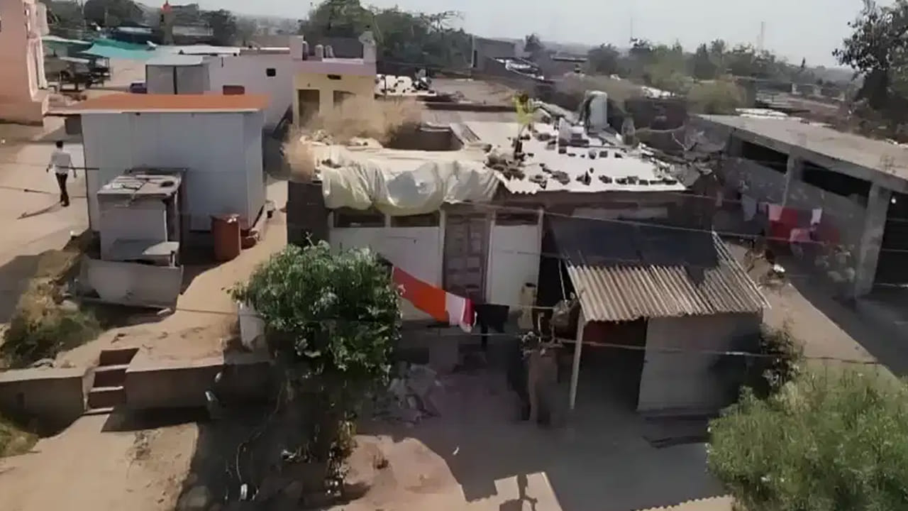 Chondhal Village Renuka Mata: సాధారణంగా పెళ్లి అంటే పండుగ వాతావరణం, మంగళ వాయిద్యాలు, మంగళాష్టకాలు, పెళ్లి మండపాలు గుర్తుకొస్తాయి. కానీ, మహారాష్ట్రలోని ఓ గ్రామంలో మాత్రం దీనికి పూర్తి భిన్నమైన సంప్రదాయం కొనసాగుతోంది. వందల ఏళ్లుగా ఆ గ్రామంలో పెళ్లిళ్లు గ్రామం మధ్యలో జరగవు. అంతేకాదు.. వివాహానికి సంబంధించిన మంగళాష్టకాలు పాడటం, పెళ్లి మండపం నిర్మించడం కూడా చేయరు. దీని వెనుక స్థానికంగా ప్రచారంలో ఉన్న ఓ ఆసక్తికరమైన రేణుకా మాత గాథ ఉంది. 
