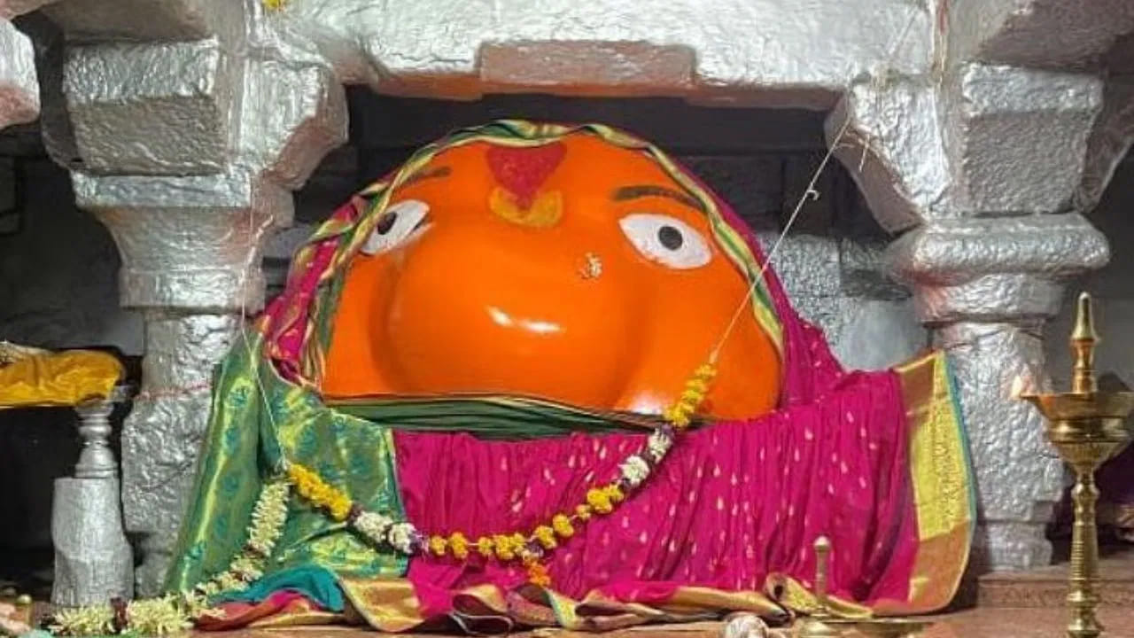 ఎక్కడ ఉంది ఈ ప్రత్యేకమైన గ్రామం?.. 
మహారాష్ట్రలోని ఛత్రపతి సంభాజీనగర్ జిల్లా, పైథాన్ తాలూకాలోని చోంధాల గ్రామంలో ఈ ప్రత్యేకమైన ఆచారం కొనసాగుతోంది. గ్రామస్తుల విశ్వాసం ప్రకారం, వారి గ్రామానికి అధిదేవతగా రేణుకా మాతను కొలుస్తారు. రేణుకా మాతను అవివాహిత దేవతగా భావించే గ్రామస్తులు.. ఆమెకు గౌరవం ఇవ్వడం కోసం గ్రామంలో వివాహ వేడుకలు నిర్వహించకూడదనే సంప్రదాయాన్ని పాటిస్తున్నారు. 