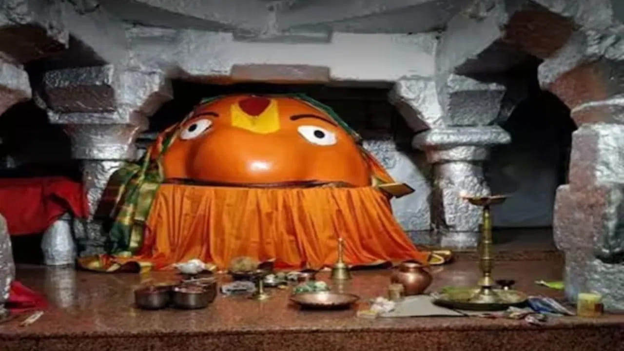 
గ్రామంలో పెళ్లి ఎందుకు జరగదు?.. 
చోంధాల గ్రామంలో అబ్బాయిలు, అమ్మాయిల వివాహాలు గ్రామ పరిధిలో నిర్వహించరు. పెళ్లి చేసుకోవాల్సి వస్తే గ్రామానికి వెలుపల, సుమారు రెండు కిలోమీటర్ల దూరంలో ఉన్న మారుతి ఆలయం సమీపంలో వివాహ వేడుకలు నిర్వహిస్తారు. స్థానిక నమ్మకాల ప్రకారం, గ్రామంలో మంగళాష్టకాలు పాడటం, పెళ్లి మండపం ఏర్పాటు చేయడం కూడా రేణుకా మాతకు గౌరవానికి విరుద్ధంగా భావిస్తారు. అందుకే తరతరాలుగా వస్తున్న ఈ ఆచారాన్ని గ్రామస్తులు ఇప్పటికీ కొనసాగిస్తున్నారు. 
