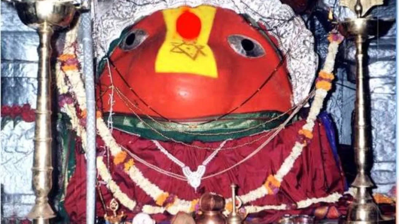 
రేణుకా మాతకు అసురుడి వివాహ ప్రతిపాదన.. ఆ తర్వాత ఏం జరిగింది?.. 
ఈ సంప్రదాయం వెనుక ఒక పురాతన జానపద గాథ ఉందని స్థానికులు చెబుతారు. ఒకప్పుడు ఓ అసురుడు రేణుకా మాతను వివాహం చేసుకోవాలని కోరుకున్నాడట. అయితే దేవికి ఆ వివాహం ఇష్టం లేదు. అయినప్పటికీ ఆ అసురుడు తన వివాహ ప్రయత్నాన్ని కొనసాగిస్తూ గ్రామానికి వస్తూనే ఉండేవాడని గాథ చెబుతోంది. చివరకు దేవి అతడి ముందు ఒక షరతు పెట్టిందట. గ్రామానికి సమీపంలో ప్రవహిస్తున్న గోదావరి నది నీటిని ఒక్క రాత్రిలోనే గ్రామానికి తీసుకురాగలిగితే తనను వివాహం చేసుకుంటానని చెప్పిందట. 
