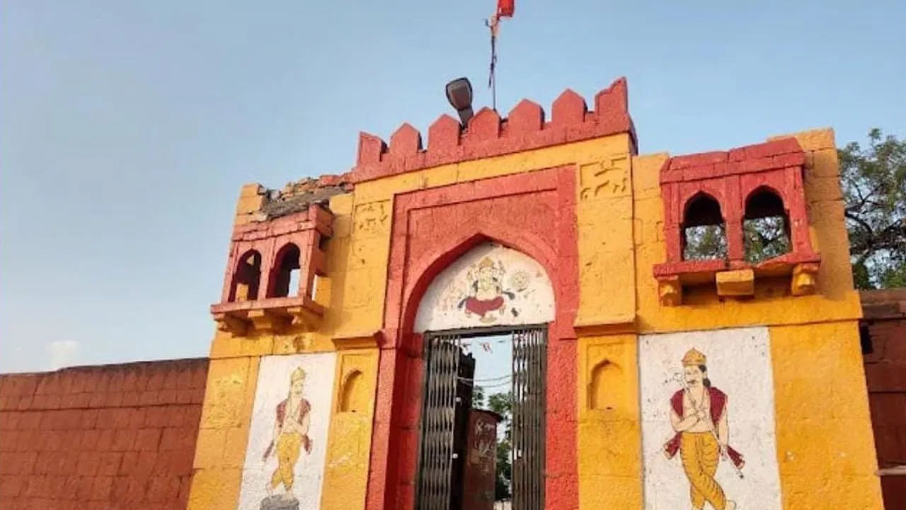 
ఒక్క రాత్రిలో గోదావరిని గ్రామానికి తీసుకురావాలనే ప్రయత్నం.. 
దేవి పెట్టిన షరతును నెరవేర్చేందుకు ఆ అసురుడు భారీ ప్రయత్నం ప్రారంభించాడని స్థానిక గాథ చెబుతోంది. పెద్ద రథంతో గోదావరి నీటిని గ్రామం వైపు మళ్లించే ప్రయత్నం చేశాడట. అయితే, కథనం ప్రకారం భీముడు గోదావరి ప్రవాహాన్ని అడ్డుకునేలా తన్నడంతో ఆ ప్రయత్నం విఫలమైందట. దీంతో గోదావరి నీటిని గ్రామానికి తీసుకురావడం సాధ్యం కాలేదని స్థానికులు చెబుతారు. 
