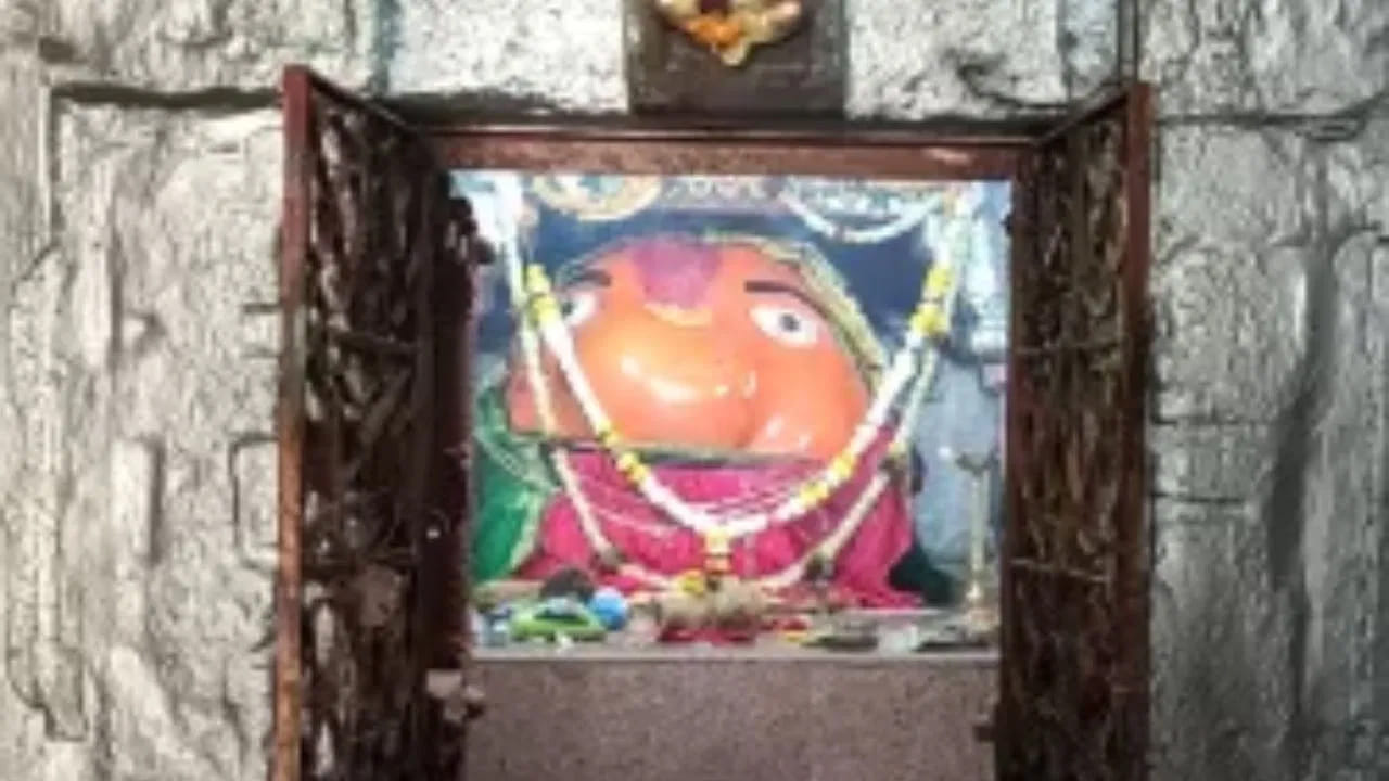 రాళ్లుగా మారిపోయిన అసురుడు, అతని వెంట వచ్చినవారు..
షరతును నెరవేర్చలేకపోవడంతో ఆ అసురుడు, అతడితో వచ్చినవారంతా రాళ్లుగా మారిపోయారని స్థానిక విశ్వాసం. గ్రామ పరిసర ప్రాంతాల్లో కనిపించే కొన్ని పెద్ద రాళ్లను ఈ గాథతో ముడిపెట్టి చూస్తారు. ఈ రాళ్లను గ్రామస్తులు పవిత్రమైనవిగా భావిస్తూ, వాటిని సాధారణ అవసరాలకు ఉపయోగించరని చెబుతారు. ఈ సంఘటన తర్వాత రేణుకా మాత అవివాహిత దేవతగానే నిలిచిపోయిందని స్థానిక గాథలో పేర్కొంటారు. 
రేణుకా మాత అవివాహిత దేవత అనే స్థానిక విశ్వాసానికి గౌరవం ఇవ్వడమే గ్రామంలో పెళ్లిళ్లు నిర్వహించకపోవడానికి కారణమని గ్రామస్తులు చెబుతున్నారు. అందుకే వివాహ వేడుకలను గ్రామం వెలుపల ఉన్న మారుతి ఆలయం సమీపంలో నిర్వహించడం ఆనవాయితీగా మారింది. కాలం మారినా.. తరతరాలుగా వస్తున్న ఈ సంప్రదాయాన్ని మాత్రం గ్రామస్తులు కొనసాగిస్తున్నారు. ఒక దేవతపై భక్తి, స్థానిక గాథ, గ్రామ ఆచారం ఎలా కలిసిపోయి ఒక ప్రత్యేకమైన సాంస్కృతిక సంప్రదాయంగా మారాయో చెప్పడానికి చోంధాల గ్రామ కథ ఒక ఉదాహరణగా నిలుస్తోంది. 
(Disclaimer: ఈ కథనం చోంధాల గ్రామానికి సంబంధించిన స్థానిక ప్రజల విశ్వాసాలు, జానపద గాథలు, సంప్రదాయాల ఆధారంగా రూపొందించబడింది.)