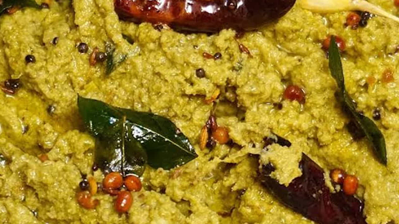 తయారీ విధానం : ముందుగా, స్టవ్ ఆన్ చేసి దాని మీద కడాయి పెట్టుకుని ఒకటి లేదా ఒకటిన్నర టేబుల్ స్పూన్ల నూనె వేయండి. నూనె వేడెక్కాక, ఒక టేబుల్ స్పూన్ వేరుశెనగ లు వేసి దోరగా వేయించాలి. పల్లీలు కొద్దిగా వేగాక, కారానికి తగ్గట్టుగా 10 నుండి 15 పచ్చిమిర్చిని వేసి నూనెలో కొద్దిసేపు మగ్గించాలి. పచ్చళ్ళలో కారం ఎక్కువగా ఉంటేనే రుచిగా ఉంటుందని గుర్తుంచుకోండి.