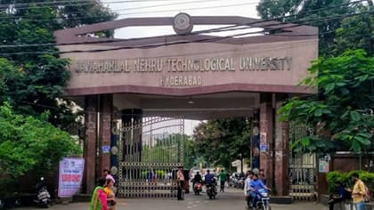 సుత్తితో దాడికి ప్రయత్నించారు.. JNTU వీసీపై పోలీసులకు ఫిర్యాదు