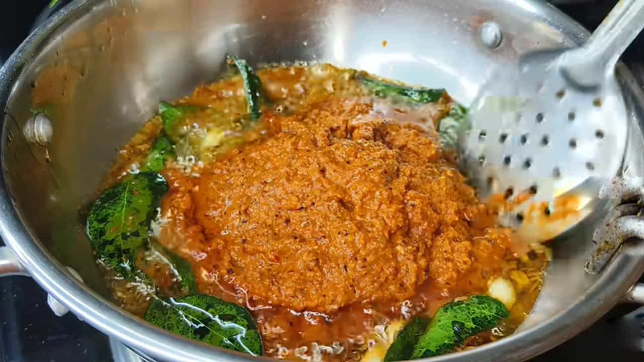 అదే పాన్‌లో కొద్దిగా నూనె వేసి, 10 నుండి 18 ఎండుమిర్చిని వేయాలి. మిర్చి మాడిపోకుండా చిన్న మంటపై వేపాలి. ఇవి కొద్దిగా వేగిన తర్వాత, 10 నుండి 20 పొట్టు తీసిన వెల్లుల్లి రెబ్బలను కూడా వేసి ఎండుమిర్చితో పాటు దోరగా వేపాలి. వెల్లుల్లి వాసన, రుచిని ఇవ్వడమే కాకుండా కారం నిల్వ ఉండడానికి సహాయపడుతుంది. వేగిన తర్వాత వీటిని ఒక ప్లేట్‌లోకి తీసుకుని చల్లార్చాలి. ఎండుమిర్చి, వెల్లుల్లి రెబ్బలు చల్లారిన తర్వాత ఖాళీ మిక్సీ జార్‌లో వేయాలి. దీనికి ముందుగా వేపిన ధనియాలు, జీలకర్రను కూడా జత చేయాలి. ఒక పెద్ద ఉల్లిపాయను సన్నగా తరిగి మిక్సీ జార్‌లో వేయాలి. తగినంత ఉప్పు, పావు చెంచా పసుపు వేసి మెత్తగా గ్రైండ్‌ చేసుకోవాలి. ఉల్లిపాయ వేయడం వల్ల పేస్ట్‌ మెత్తగా అవుతుంది. కావాలంటే ఒక చుక్క నీళ్లు వేసి రుబ్బుకోవచ్చు. కొద్దిగా చింతపండు కూడా కలిపితే పుల్లపుల్లగా, కారం కారంగా బాగుంటుంది.
