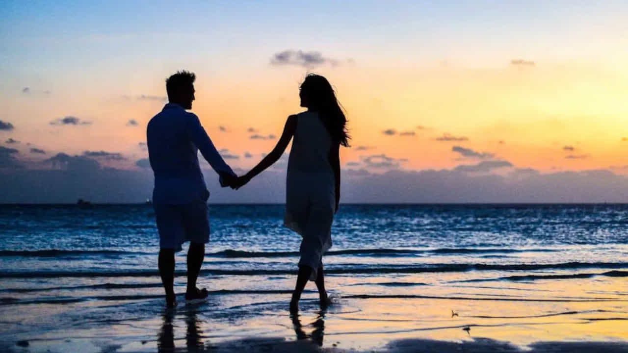 
1. ఒకరినొకరు గౌరవించుకోవాలి.. ఏ సంబంధంలోనైనా పరస్పర గౌరవం చాలా ముఖ్యం. భార్యాభర్తలిద్దరికీ ప్రత్యేకమైన ఆలోచనలు, అభిరుచులు, నైపుణ్యాలు, లక్ష్యాలు ఉంటాయి. అందువల్ల, ఎవరు గొప్పవారో నిరూపించుకోవడానికి ప్రయత్నించడం కంటే, ఒకరి సామర్థ్యాలను మరొకరు గుర్తించి ప్రోత్సహించుకోవాలి. భాగస్వామి విజయాన్ని చూసి అసూయపడకుండా, వారి ఆనందంలో పాలుపంచుకోవాలి. అలాగే, అభిప్రాయాలు భిన్నంగా ఉన్నప్పుడు అవమానకరంగా మాట్లాడకుండా, ప్రశాంతంగా చర్చించుకోవాలి. ఈ విధంగా ఒకరిపై మరొకరికి గౌరవం పెరిగి, బంధంలో నమ్మకం బలపడుతుంది.
