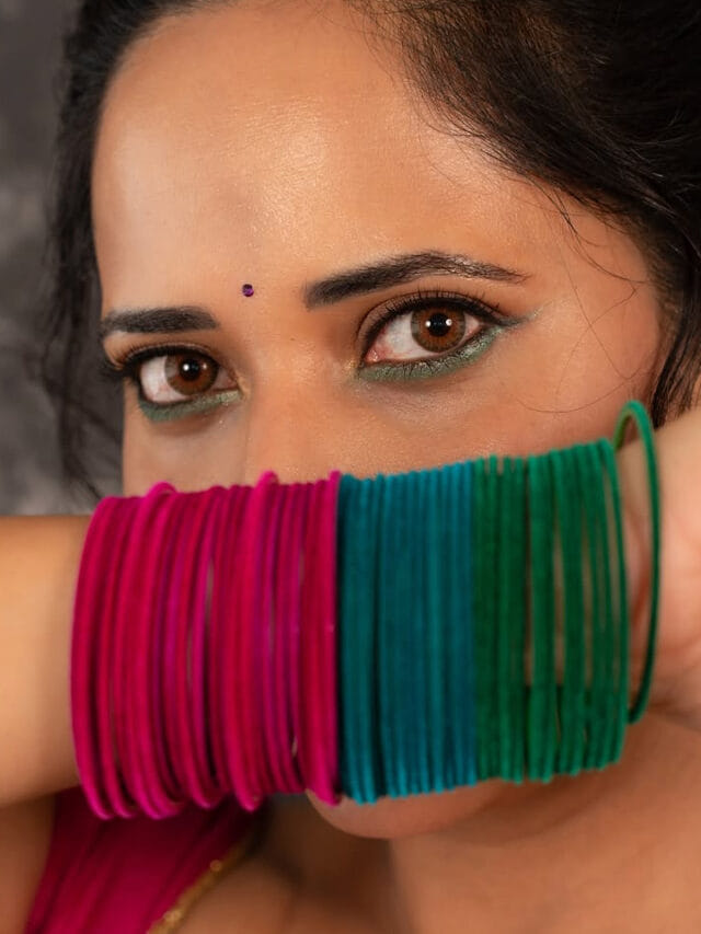 రంగు రంగు గాజుల్లో అందంగా.. అనసూయ ఫొటోస్