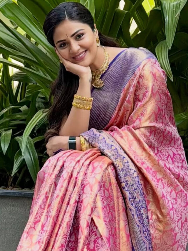చీరలో చక్కటి చుక్కలా… ఆకట్టుకుంటున్న శ్రీముఖి