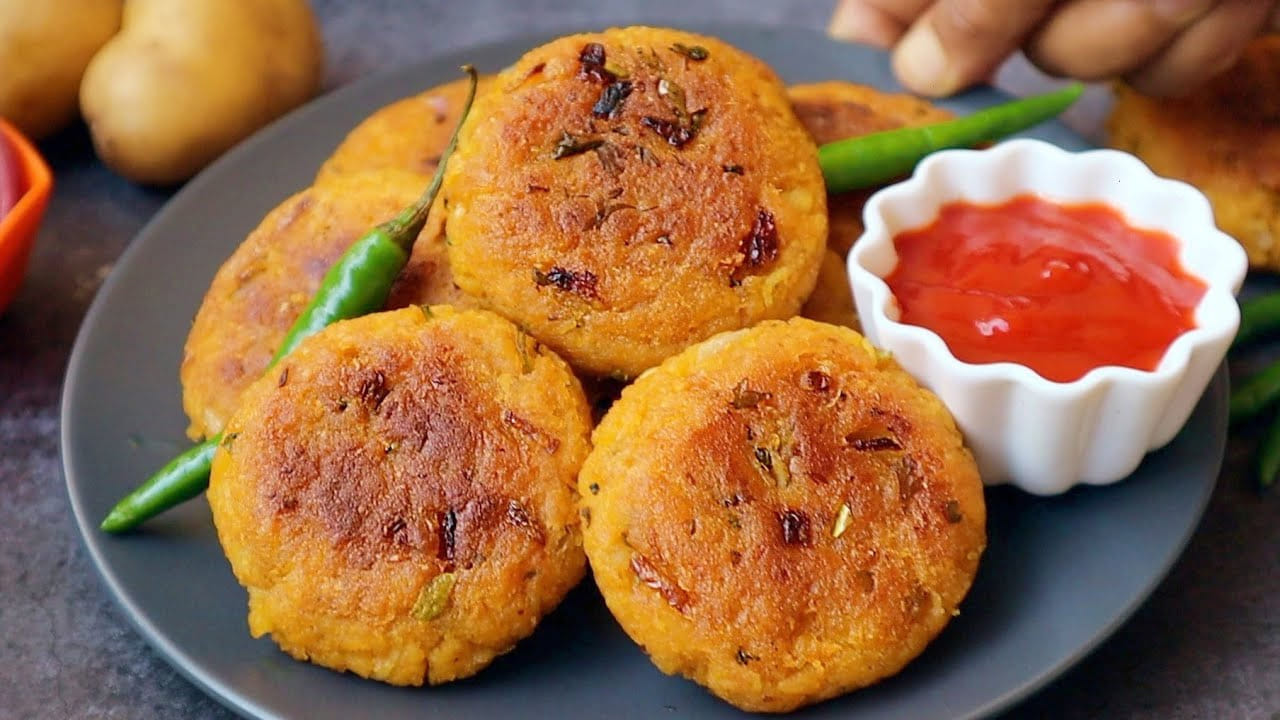 కావాల్సిన పదార్థాల్లోకి వెళ్లితే.. ఒకటిన్నర కప్పు మిగిలిన అన్నం, ఒక ఉడికించిన బంగాళదుంప, సన్నగా తరిగిన ఉల్లిపాయ, పచ్చిమిర్చి, కొద్దిగా అల్లం, కరివేపాకు, అర టీస్పూన్ కారం, పావు టీస్పూన్ గరం మసాలా, రుచికి తగ్గ ఉప్పు, 2 టేబుల్ స్పూన్ల బ్రెడ్ క్రంబ్స్ లేదా బొంబాయి రవ్వ, వేయించడానికి నూనె,కావాలంటే క్యారెట్, బీన్స్, క్యాప్సికం లాంటి కూరగాయలు కూడా వేసుకోవచ్చు.