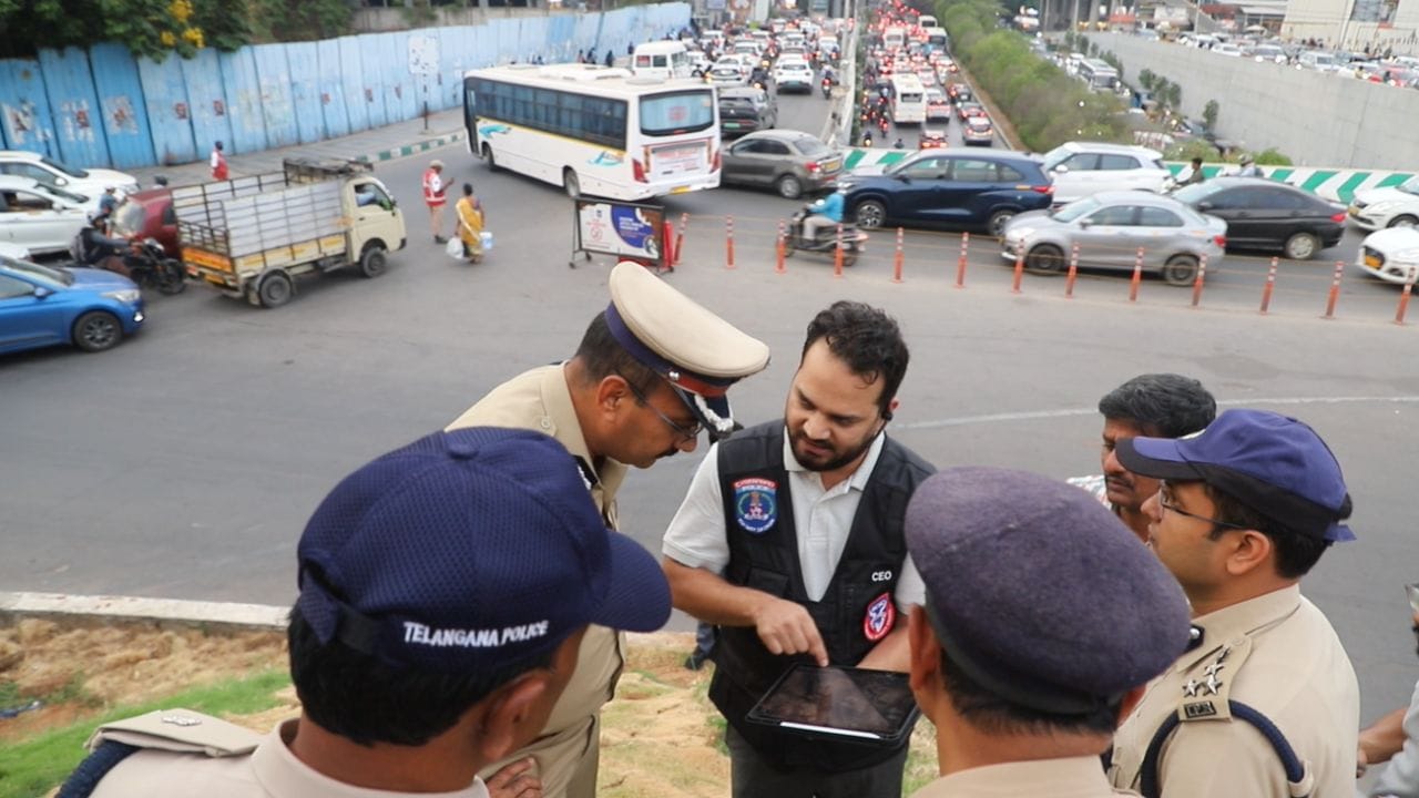 వన్వే లూప్ వ్యవస్థను దశలవారీగా అమలు చేస్తామని సైబరాబాద్ పోలీస్ కమిషనర్ డాక్టర్ ఎం. రమేష్ తెలిపారు. అన్ని భాగస్వామ్య వర్గాల సూచనలు, అభిప్రాయాలను పరిగణనలోకి తీసుకుని అమలు ప్రణాళికను ఖరారు చేస్తామని పేర్కొన్నారు.వాహనదారులకు ఇబ్బందులు లేకుండా ట్రాఫిక్ అడ్వైజరీలు, రూట్ డైవర్షన్లకు సంబంధించిన అధికారిక వివరాలను ముందుగానే వెల్లడిస్తామని తెలిపారు. ఈ ప్రతిపాదన అమల్లోకి వస్తే ఐటీ కారిడార్లో పీక్ అవర్స్ ట్రాఫిక్ రద్దీ తగ్గి, ఉద్యోగులు, ఇతర వాహనదారులకు ప్రయాణం మరింత సులభతరమయ్యే అవకాశం ఉంది.